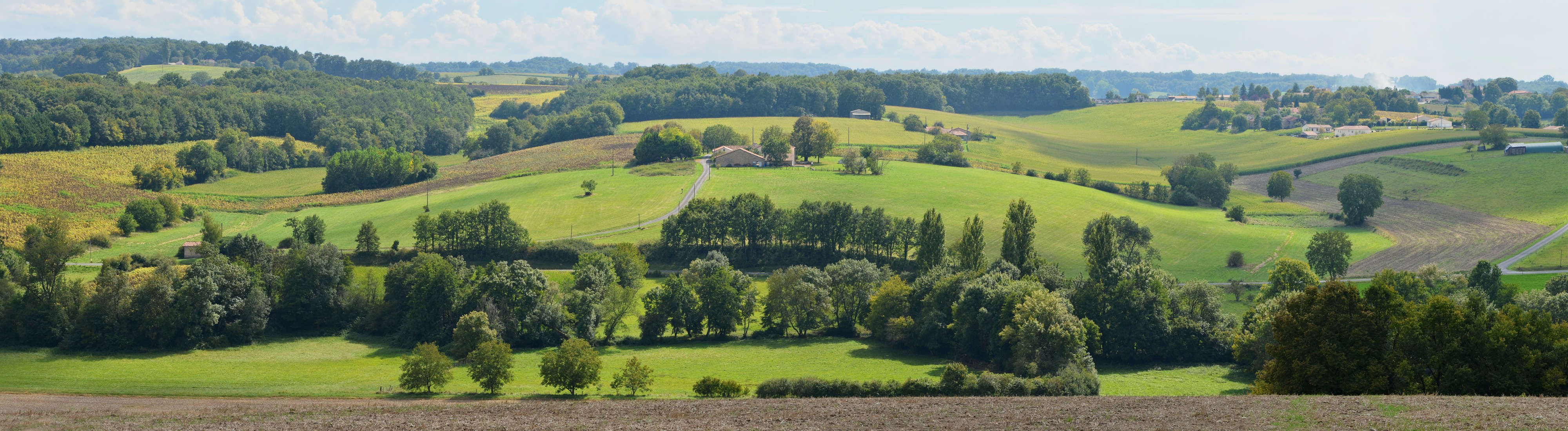 Saint-Amant-de-Montmoreau 16 Vue S collines D143&Velonde 2014
