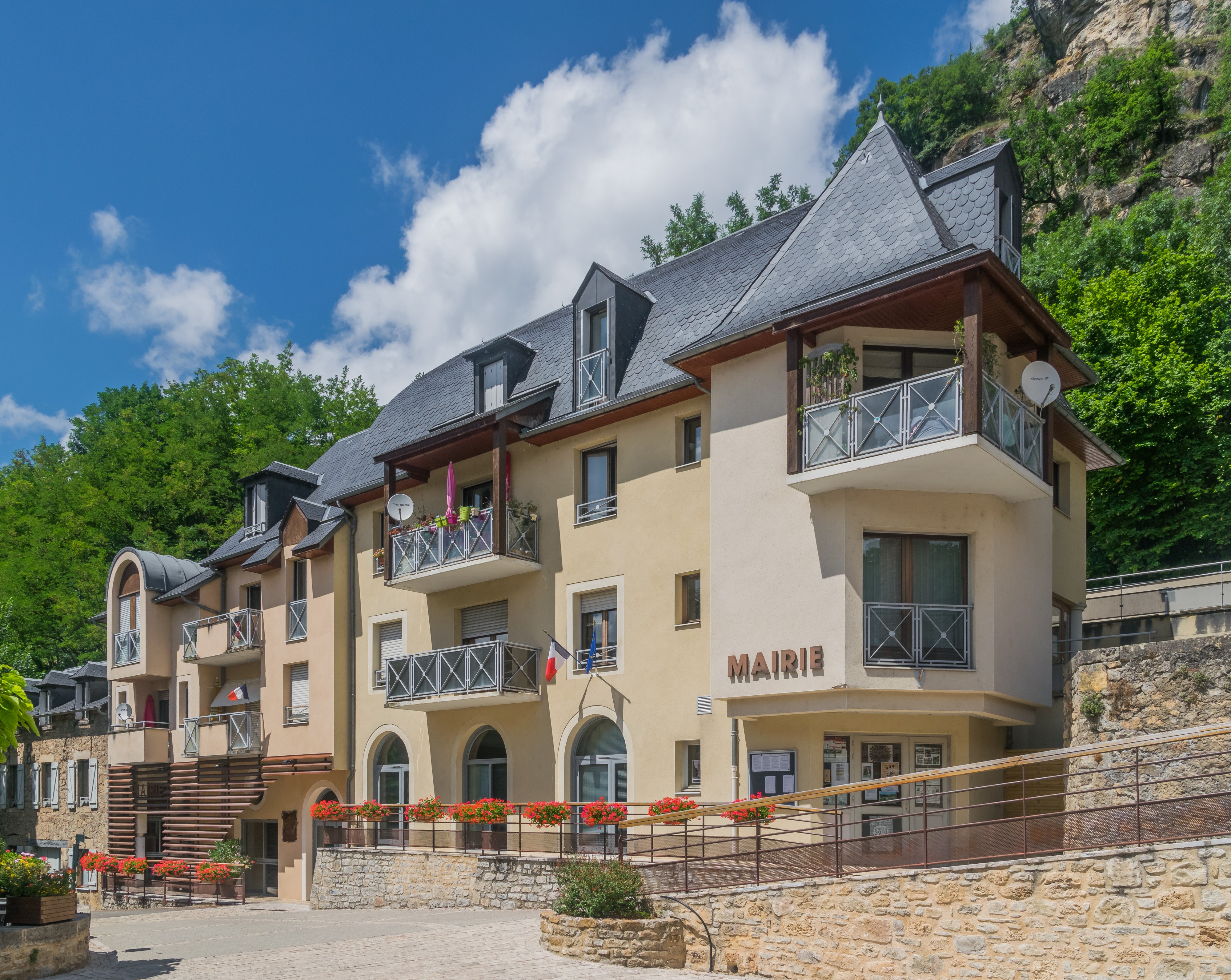 Town hall in Salles-la-Source 02