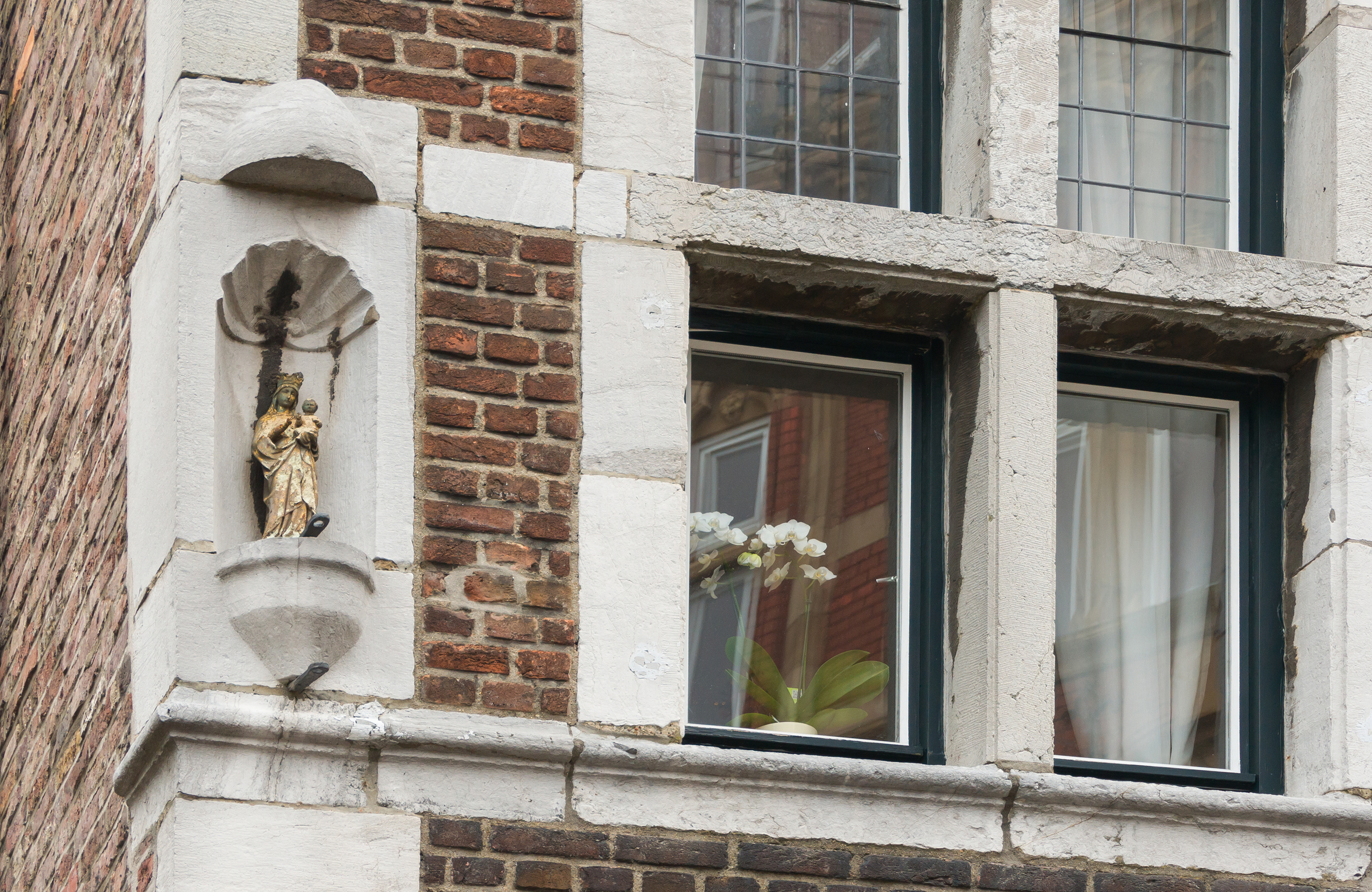 Angle rue statue Vierge, Aachen, Germany