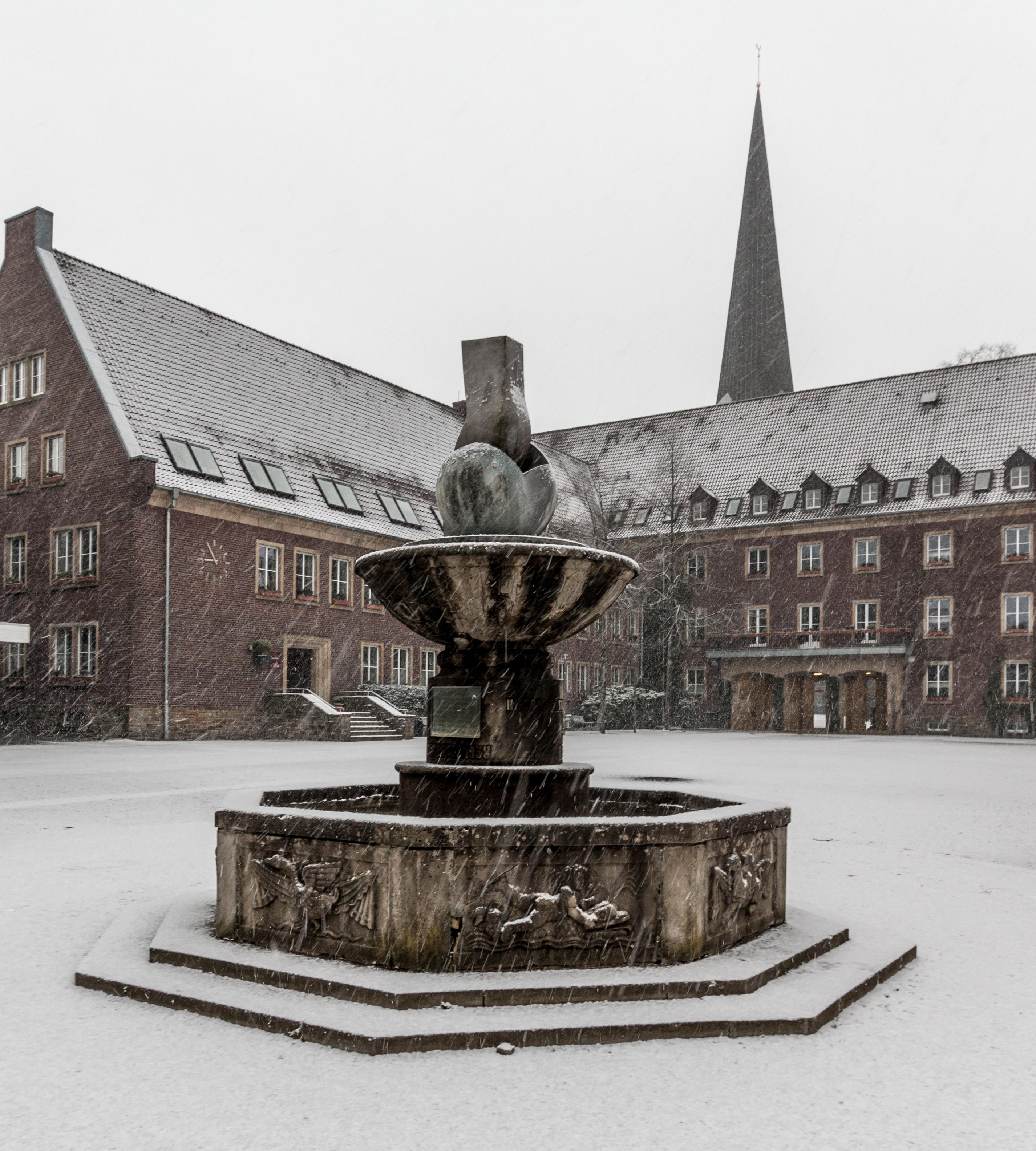 Dülmen, Jubiläumsbrunnen (und Rathaus) -- 2015 -- 4895