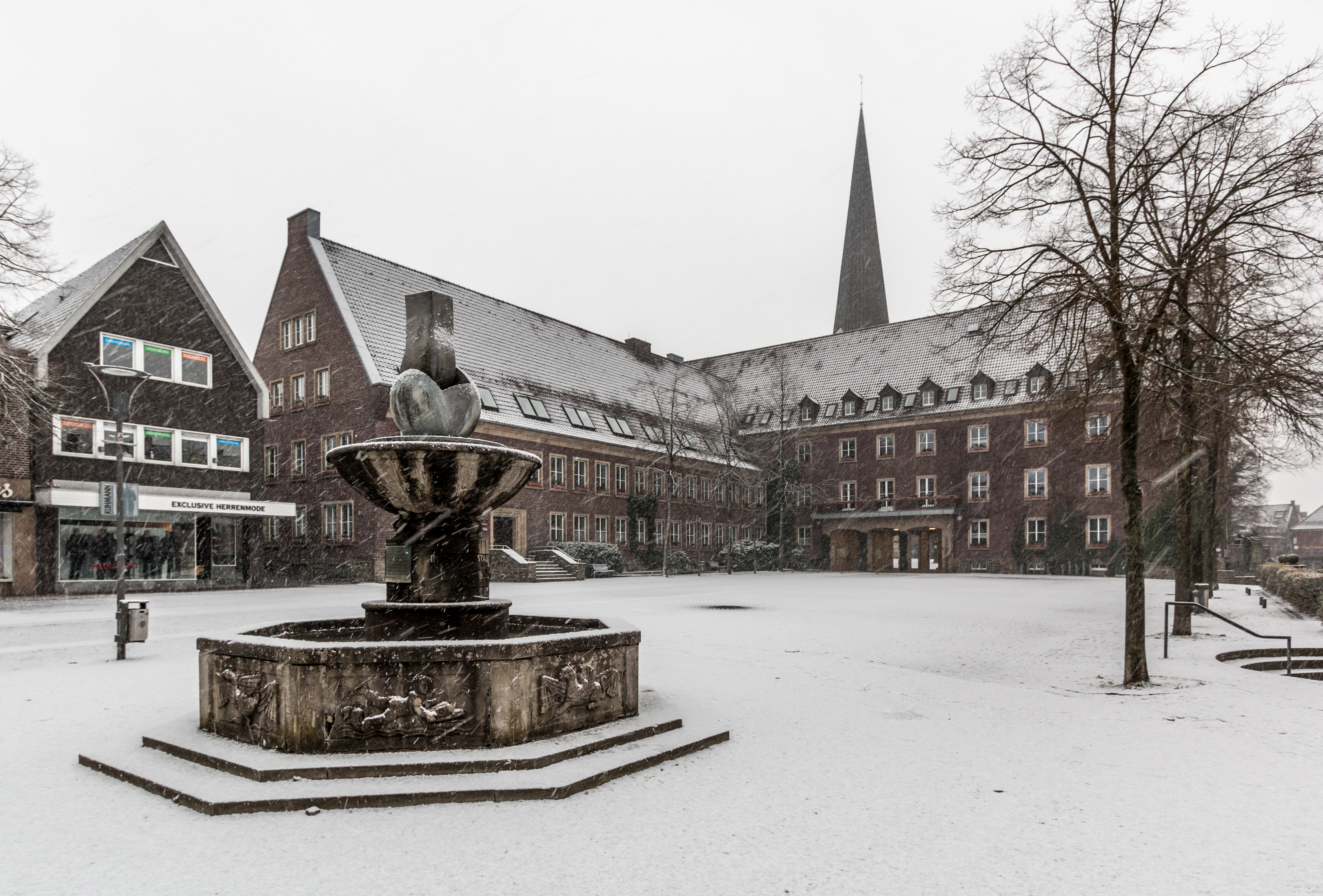 Dülmen, Jubiläumsbrunnen (und Rathaus) -- 2015 -- 4896
