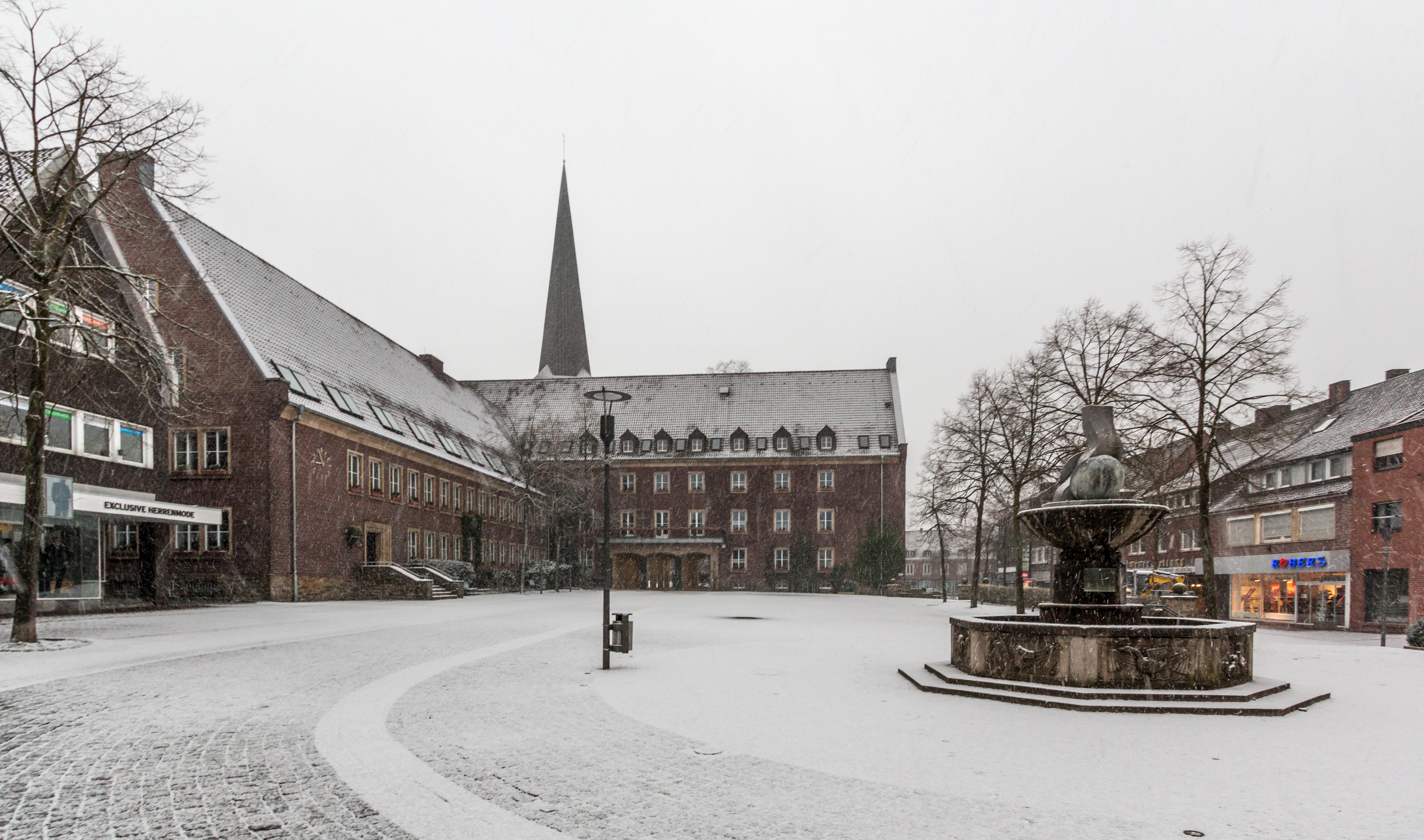 Dülmen, Jubiläumsbrunnen (und Rathaus) -- 2015 -- 4898