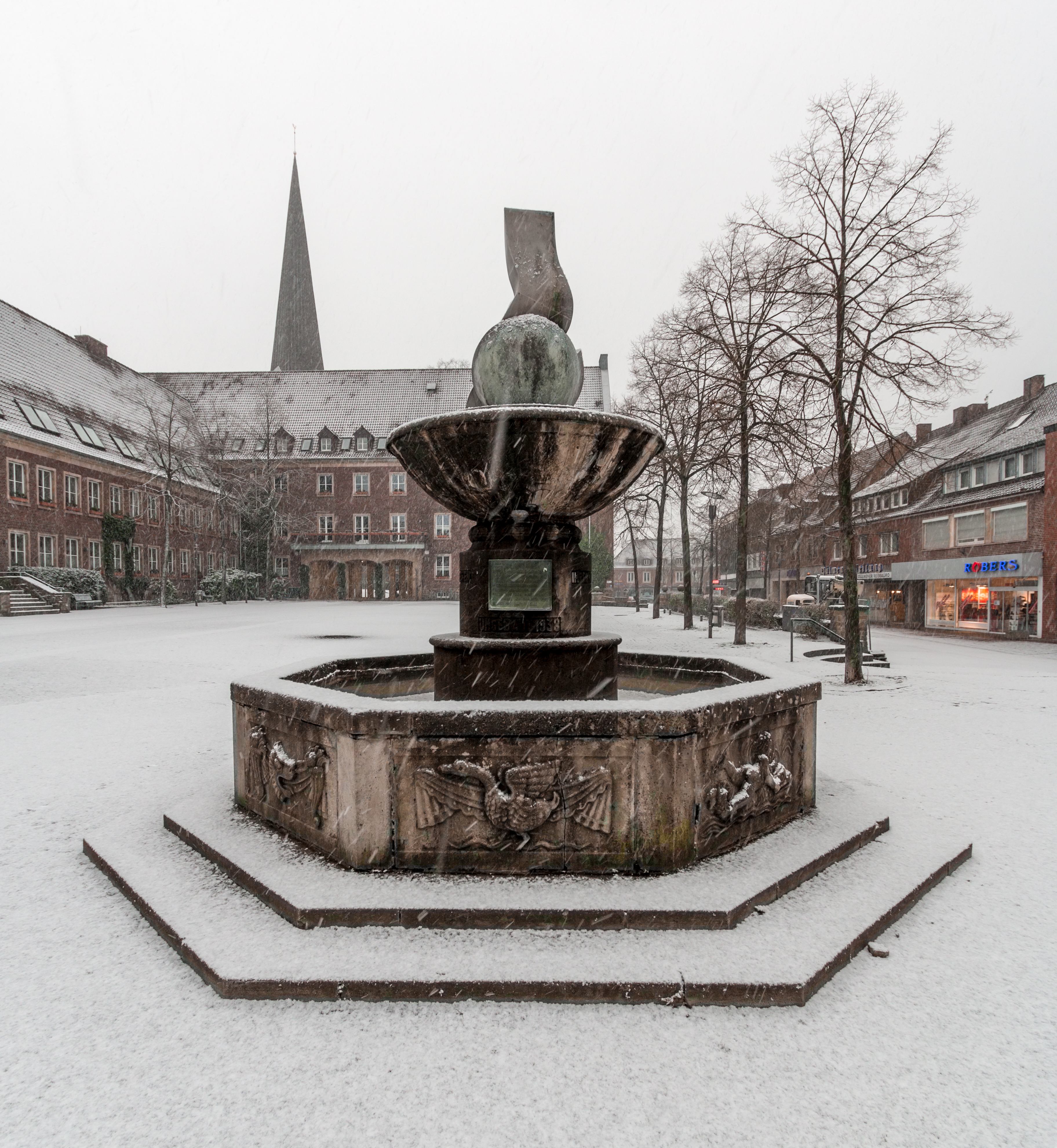 Dülmen, Jubiläumsbrunnen (und Rathaus) -- 2015 -- 4902