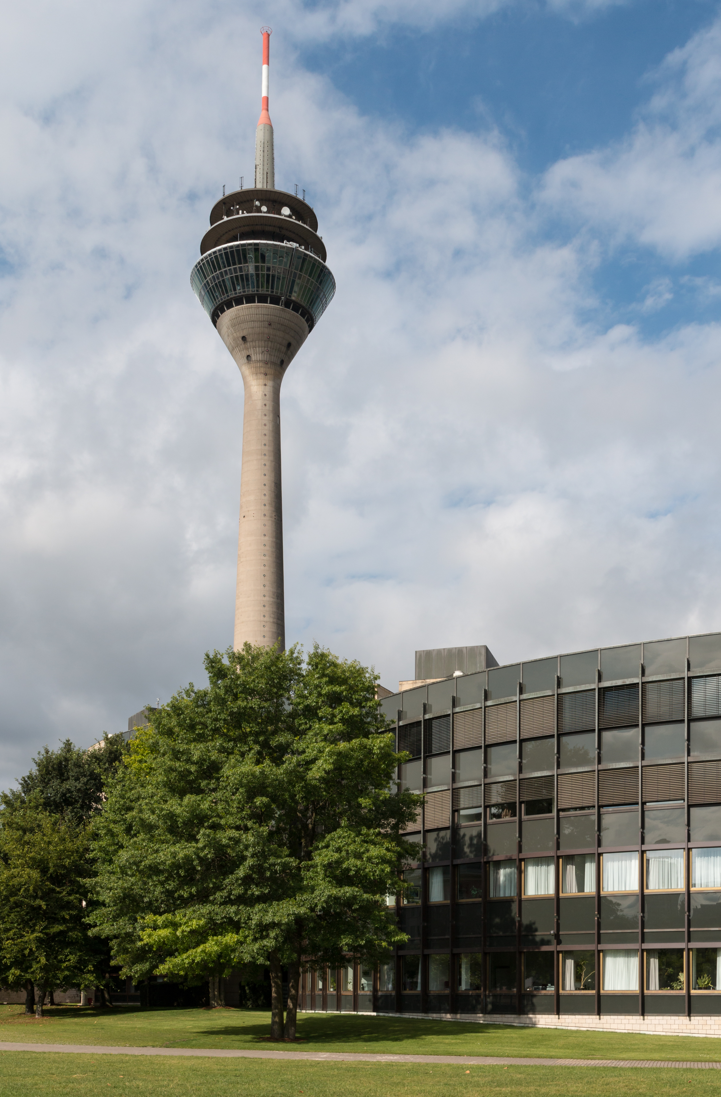 Düsseldorf, Rheinturm -- 2015 -- 8119