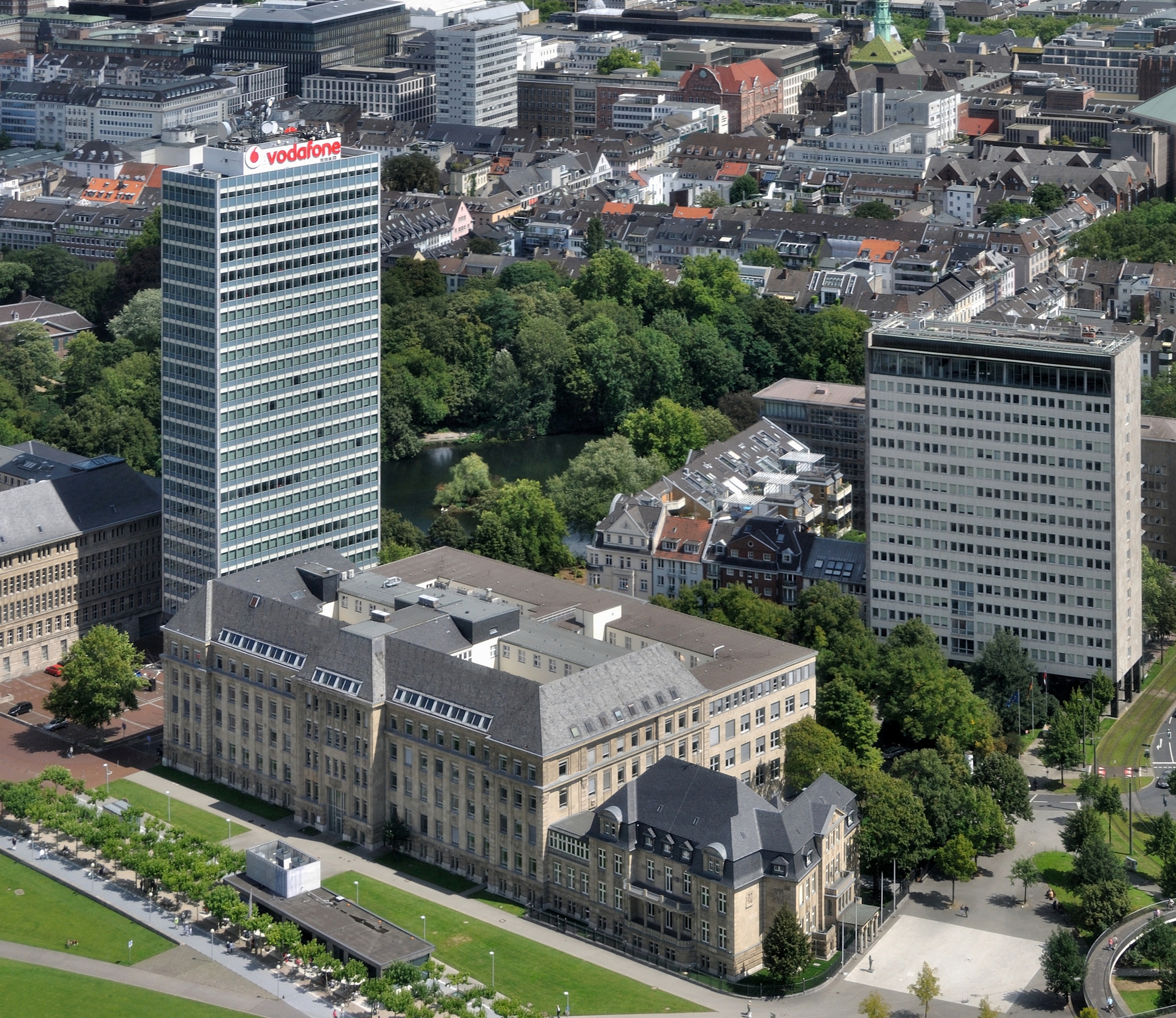 Düsseldorf, Vodafone-Hochhaus, 2011-08 CN-01