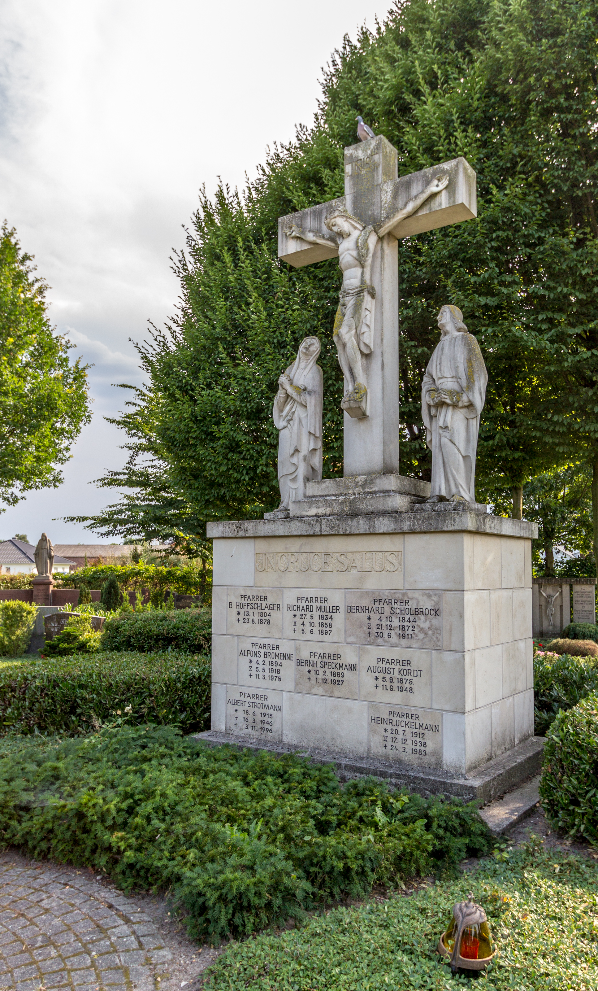 Hiddingsel, Kreuzigungsgruppe auf dem Friedhof -- 2013 -- 6