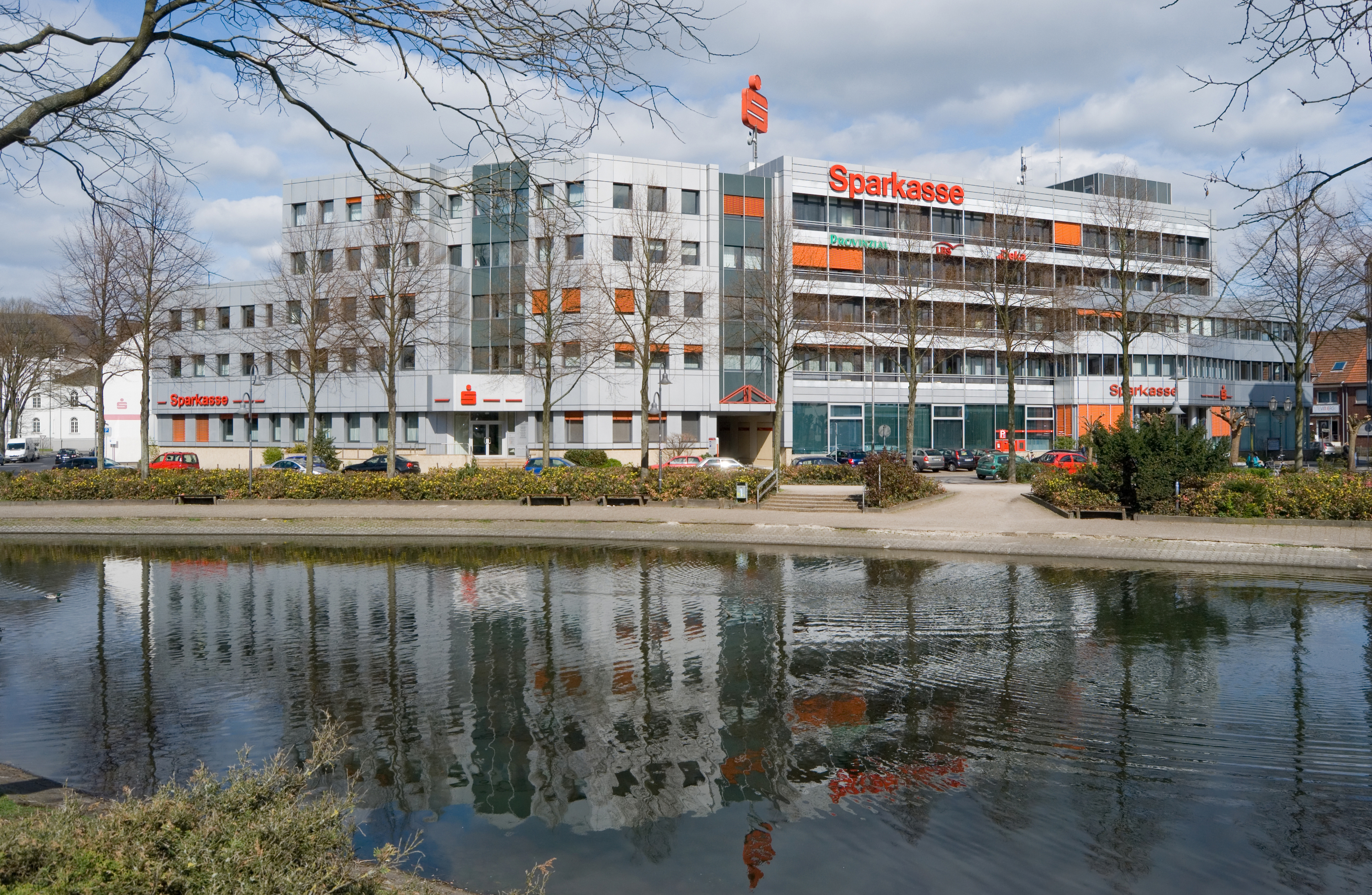Moers, Sparkasse am Niederrhein, 2012-04 CN-01