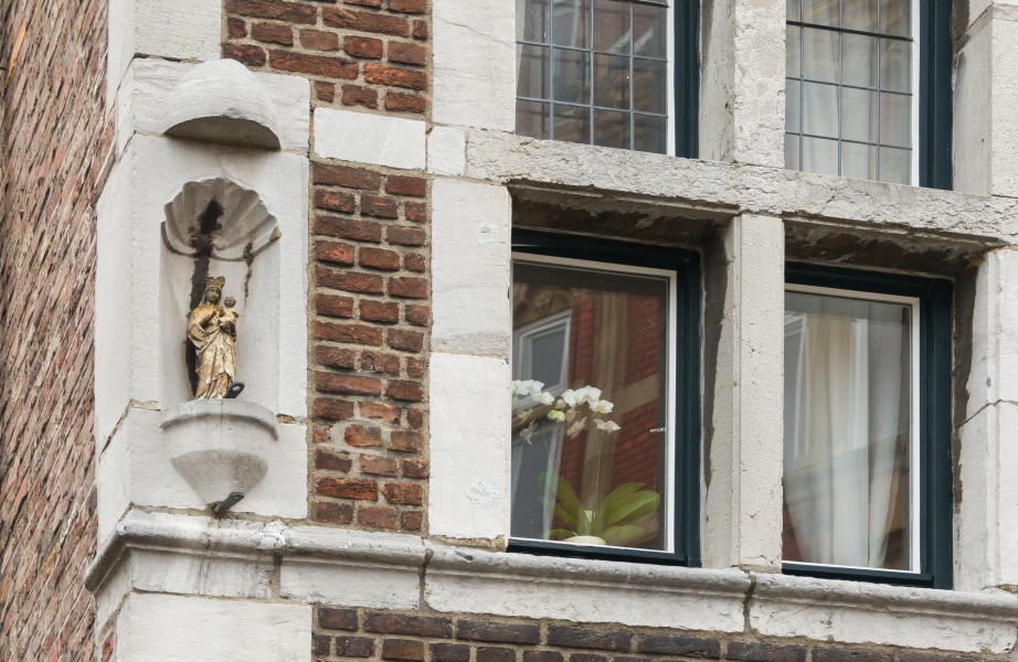 Angle rue statue Vierge, Aachen, Germany
