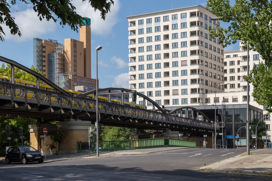 Berliner U-Bahnhof Mendelsohn-Bartholdy-Park, Köthener Brücke und Atrium Tower