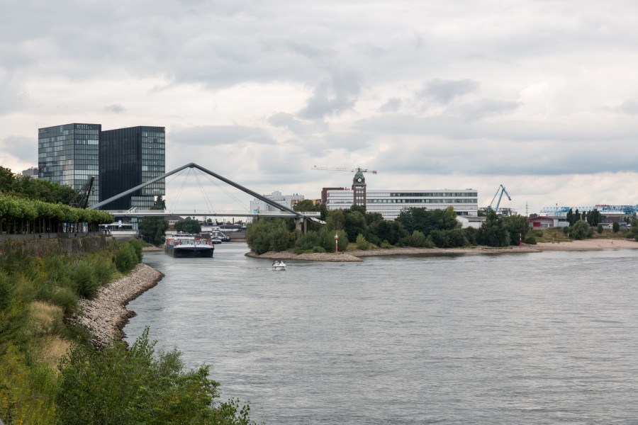 Düsseldorf, Hafenzufahrt -- 2015 -- 8215