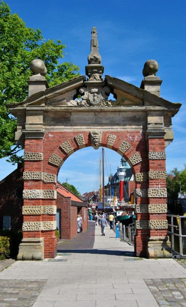 Emden, Hafentor, 2010-06 CN-01