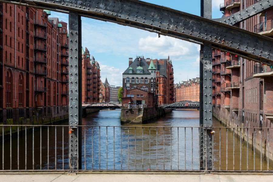Hamburg, Speicherstadt, Wasserschloss -- 2016 -- 2944-50