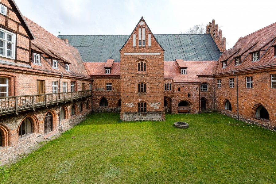 Heiligengrabe, Kloster Stift zum Heiligengrabe, Abtei, Innenhof -- 2017 -- 7351