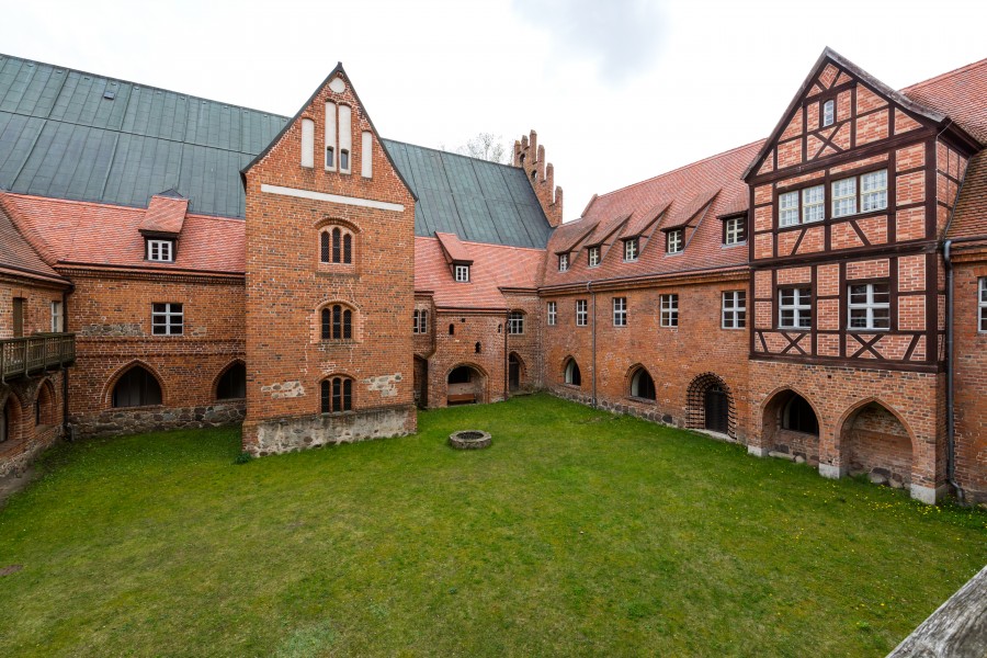 Heiligengrabe, Kloster Stift zum Heiligengrabe, Stiftskirche und Süd- und Westflügel der Abtei -- 2017 -- 7349