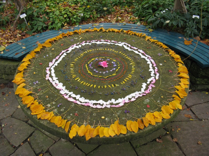 Herbstmandala-auf-Steintisch