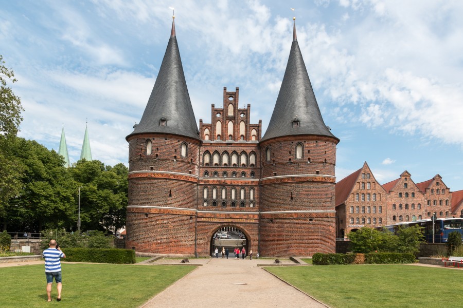 Lübeck, Holstentor -- 2017 -- 0301
