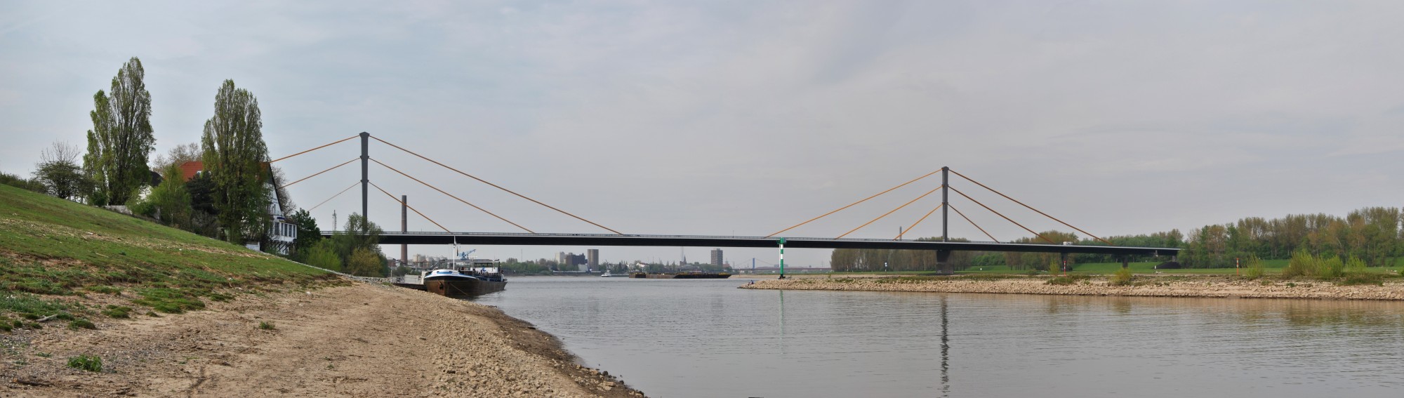 Rheinbruecke Neuenkamp pano