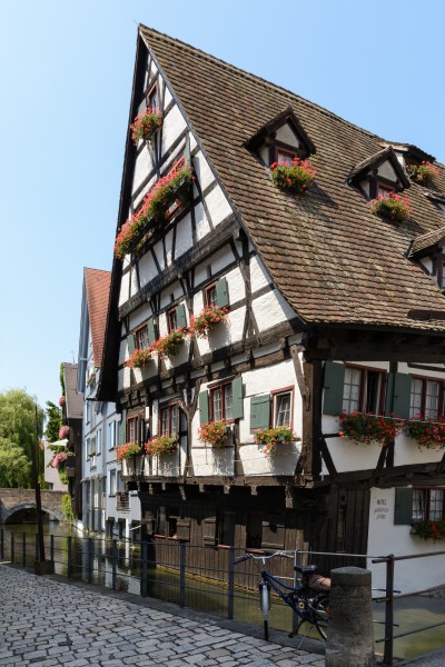 Ulm Schiefes Haus 02