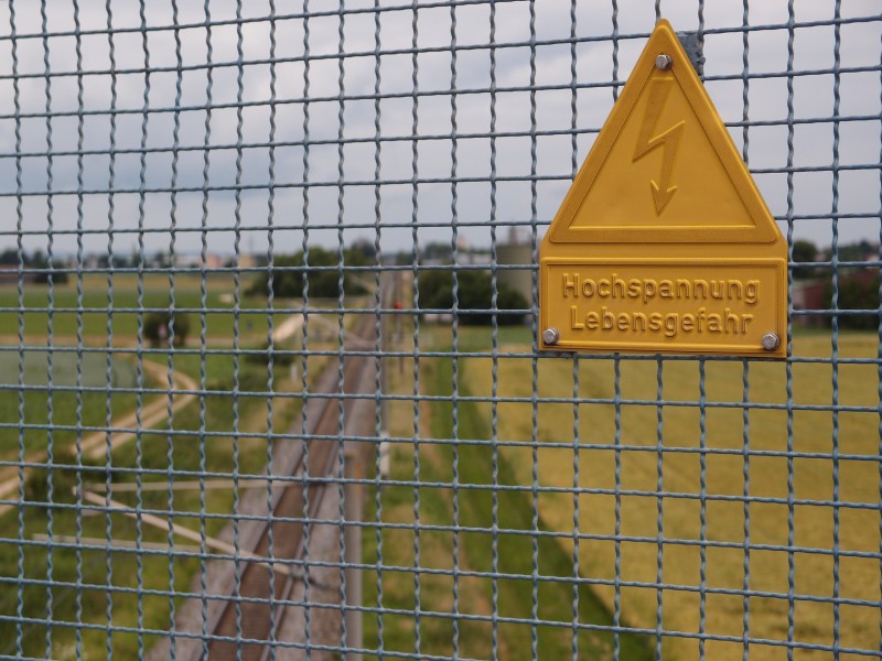 Warnschild-Bahnbrücke