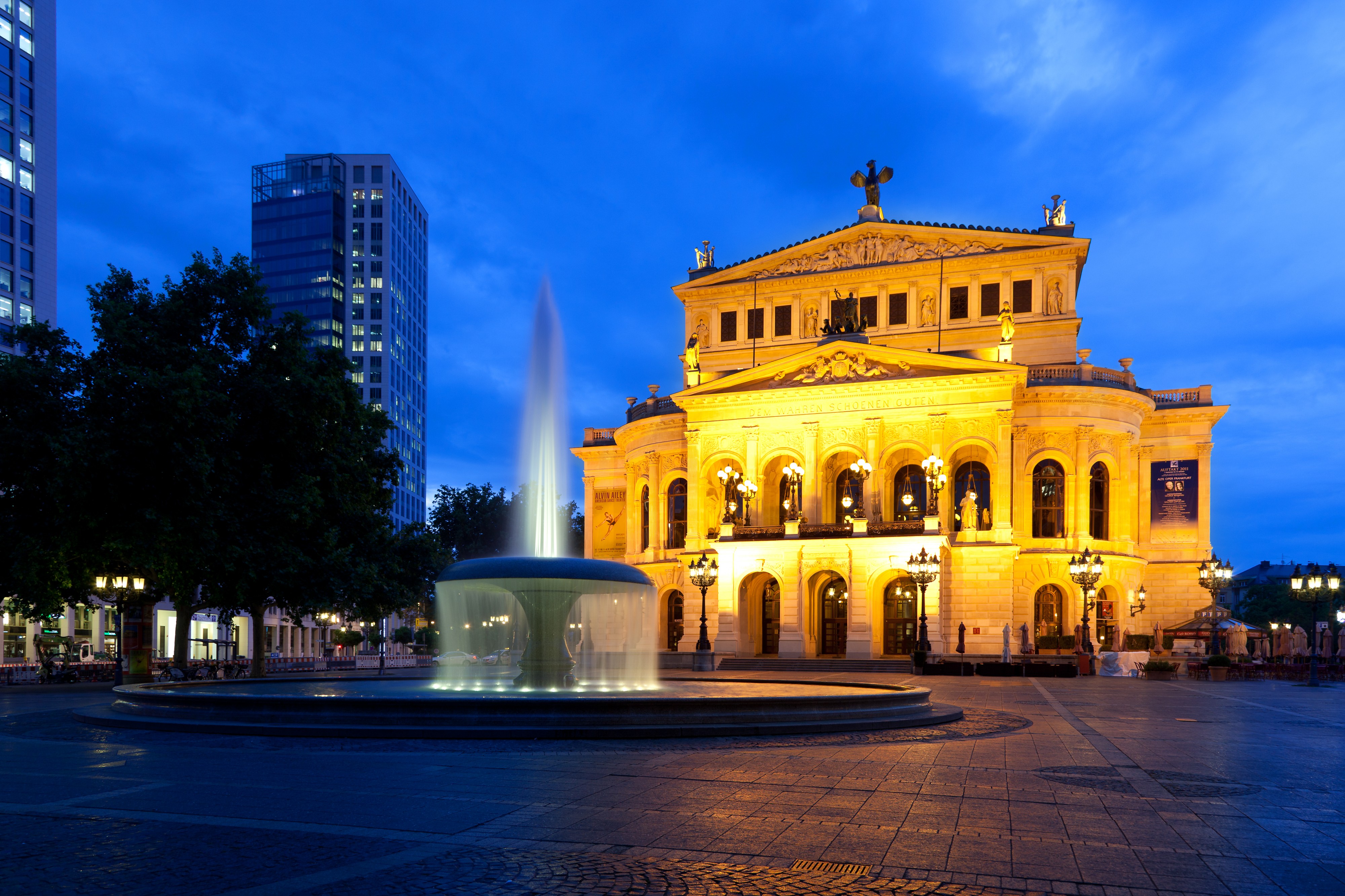 Alte Oper Frankfurt abends 2011-07