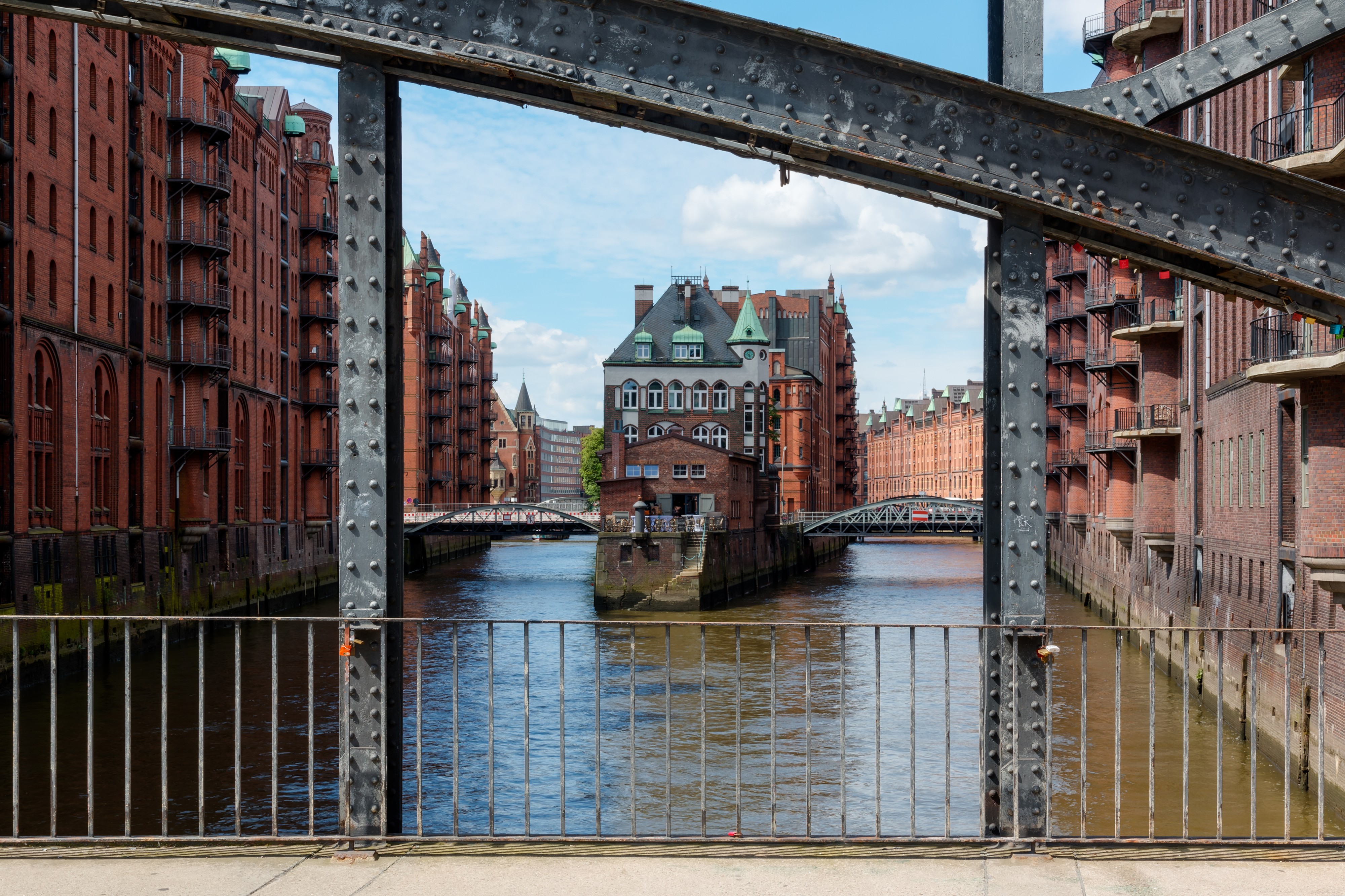 Hamburg, Speicherstadt, Wasserschloss -- 2016 -- 2944-50