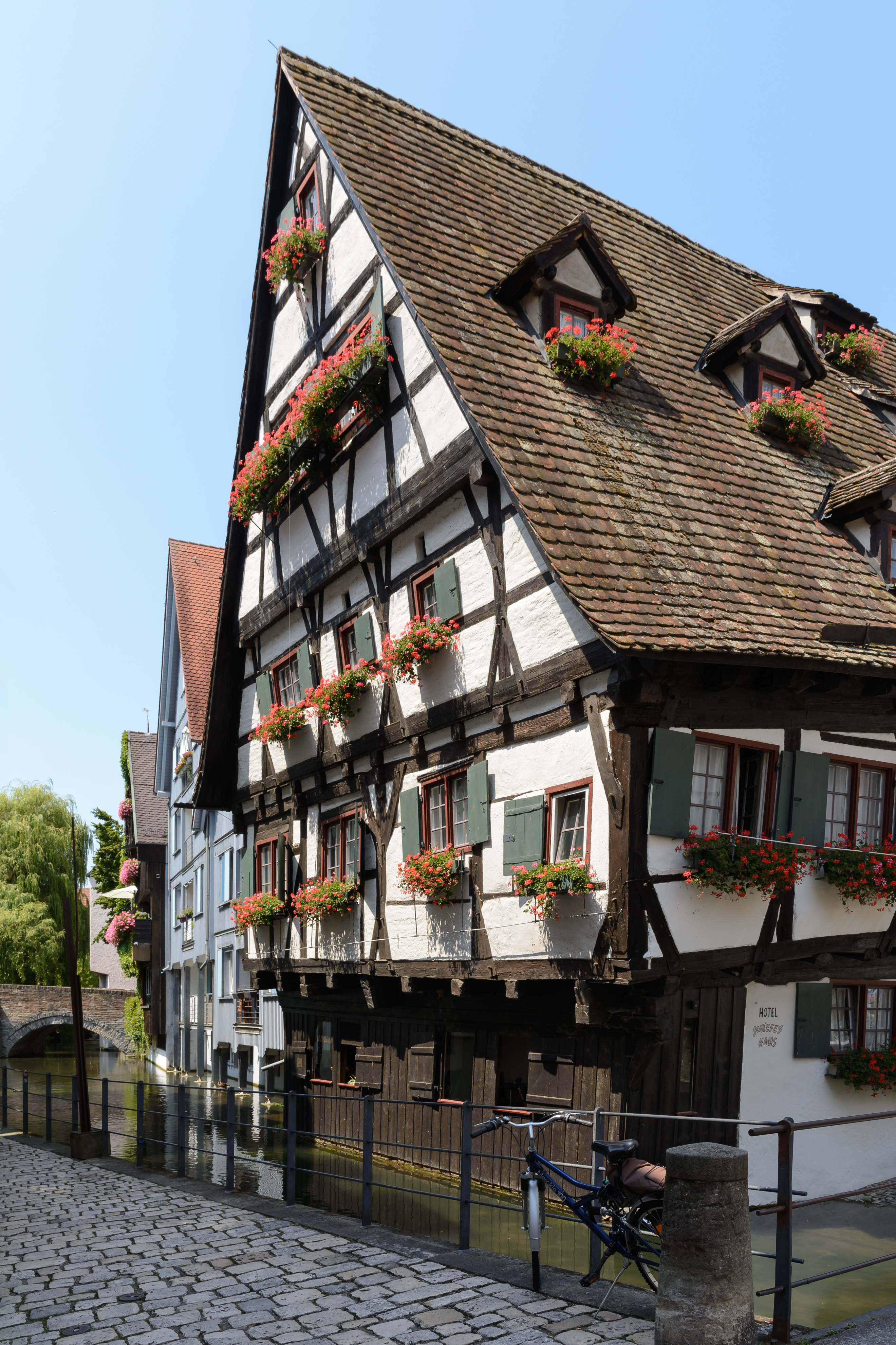Ulm Schiefes Haus 02