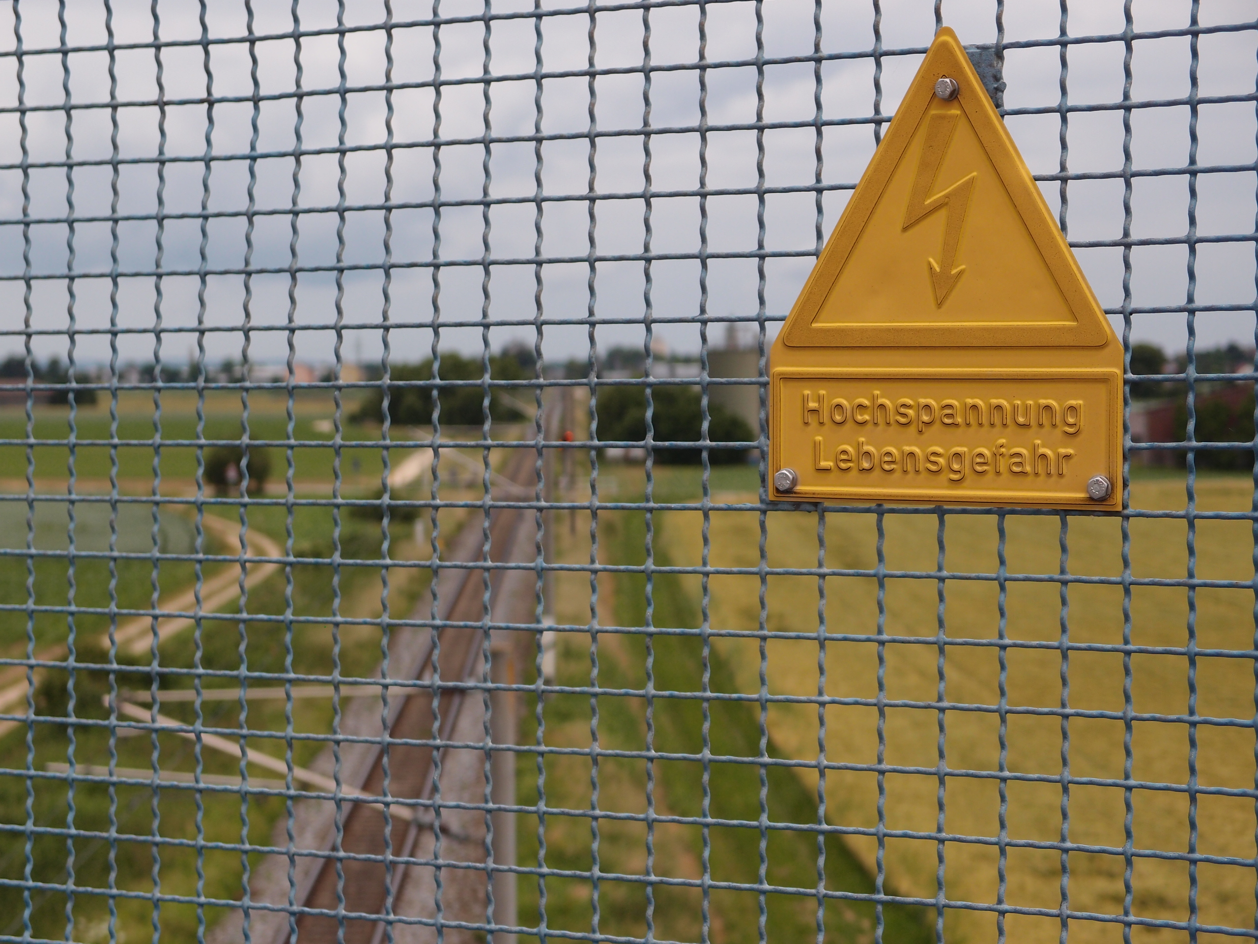 Warnschild-Bahnbrücke