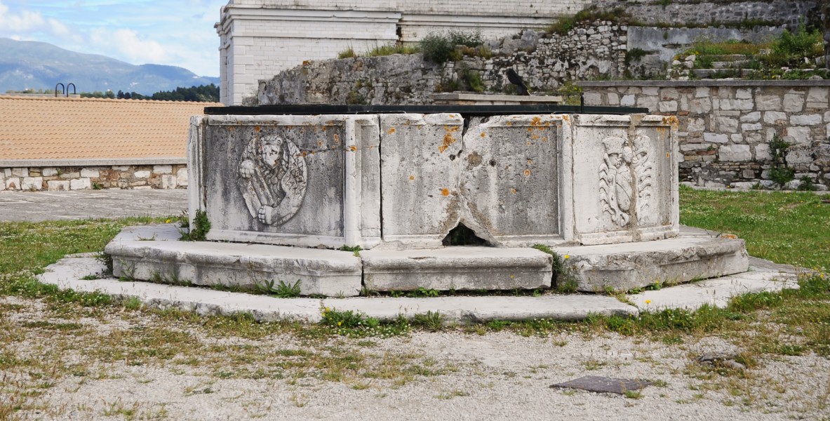 Venetian well - Corfu fort