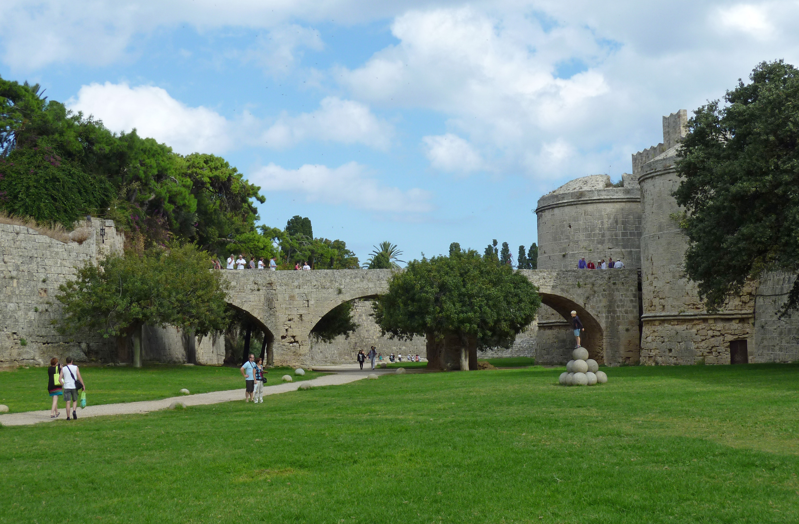 West moat, Rhodes 01