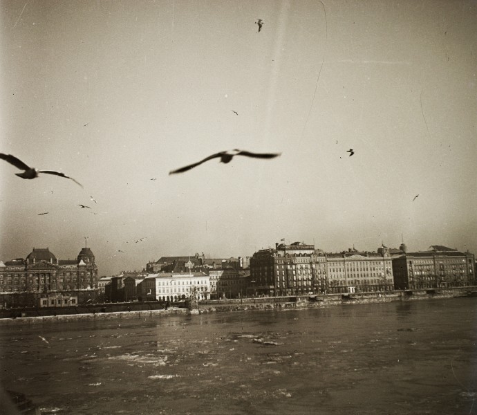 Budapest V., Széchenyi István (Ferenc József) tér, az Eötvös tér és a Dunakorzó épületei a Lánchídról nézve, 1939-ben. Fortepan 92157