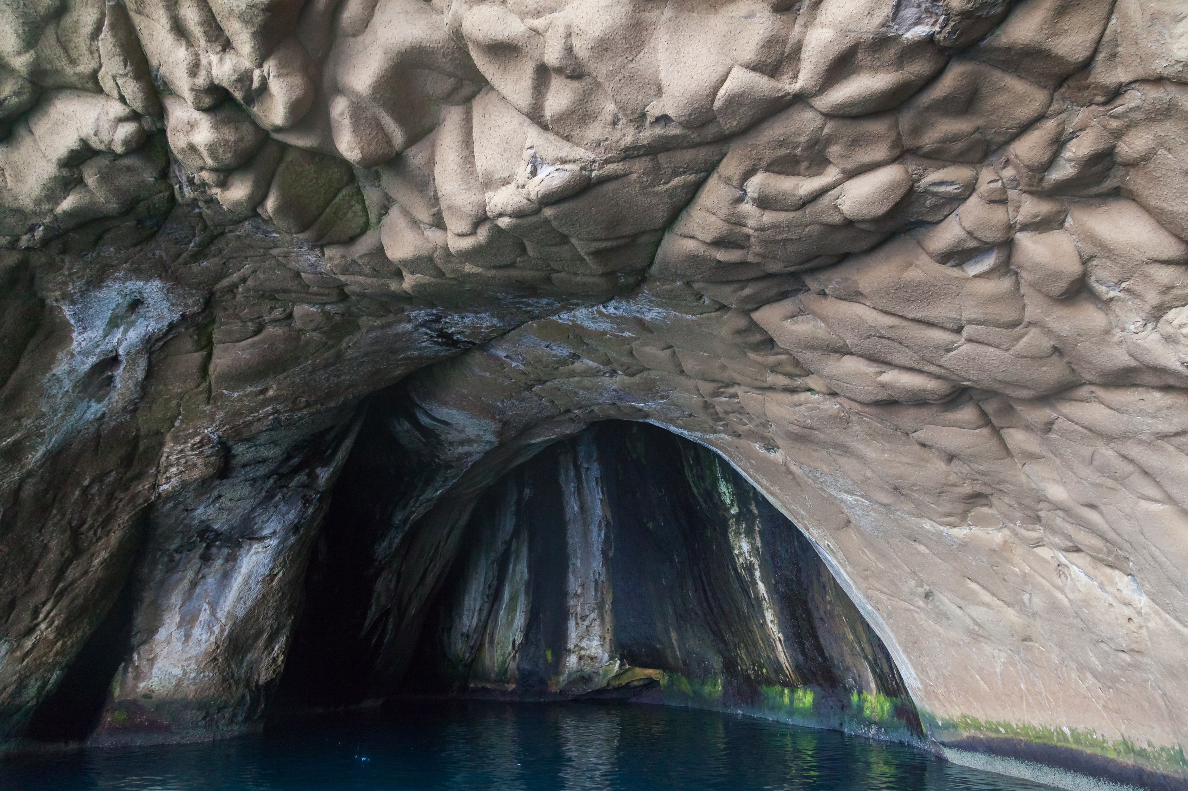 Cueva en los acantilados de Heimaey, Islas Vestman, Suðurland, Islandia, 2014-08-17, DD 085