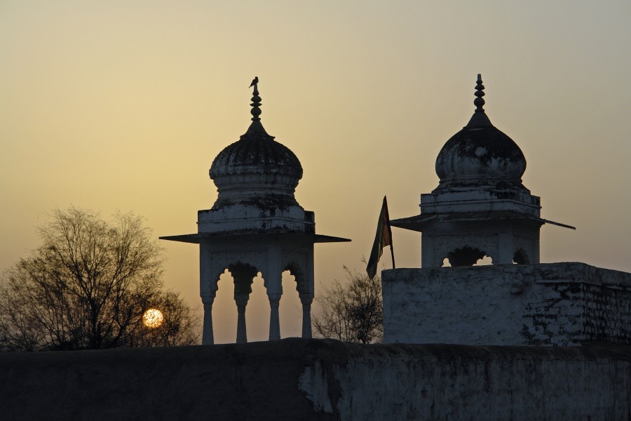 Coucher de soleil sur un temple, district de Gwalior, Madhya Pradesh, Inde