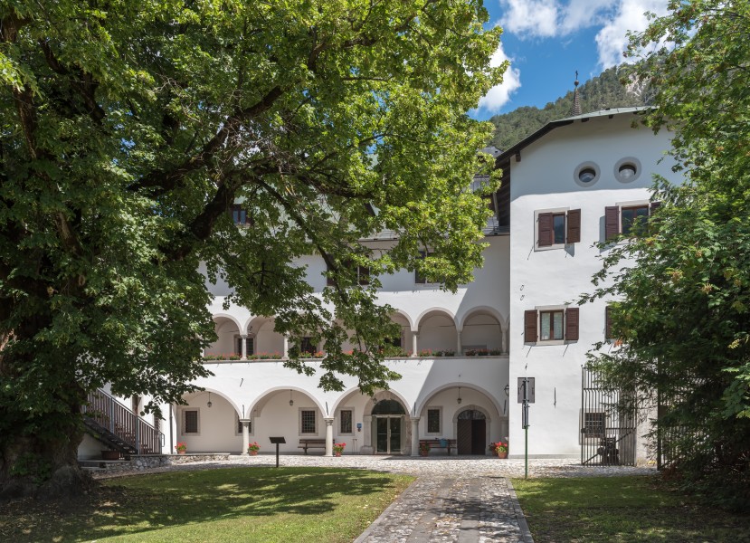 Malborghetto Via Bamberga Palazzo Veneziano arcate 26062015 5561