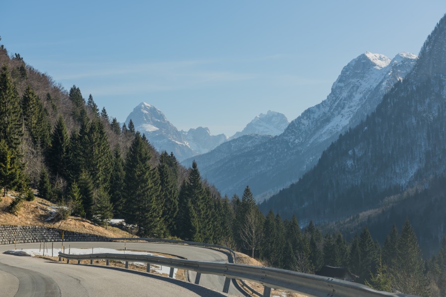 Tarvisio Rio del Lago W-O-Blickrichtung mit Mangart und Jalovec 10032015 0532