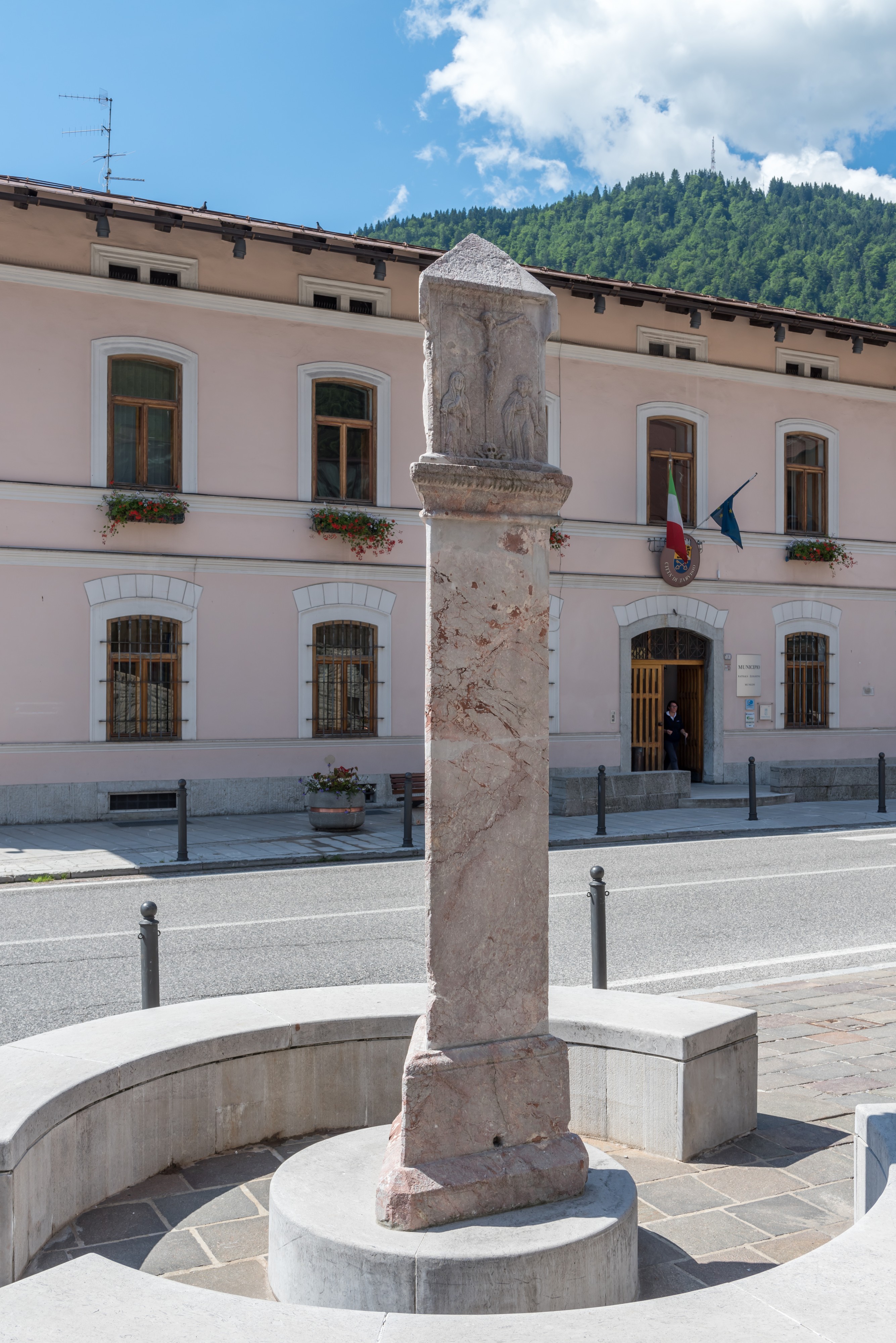 Tarvisio Via IV Novembre Colonna della Santissima Trinità 26062015 5489