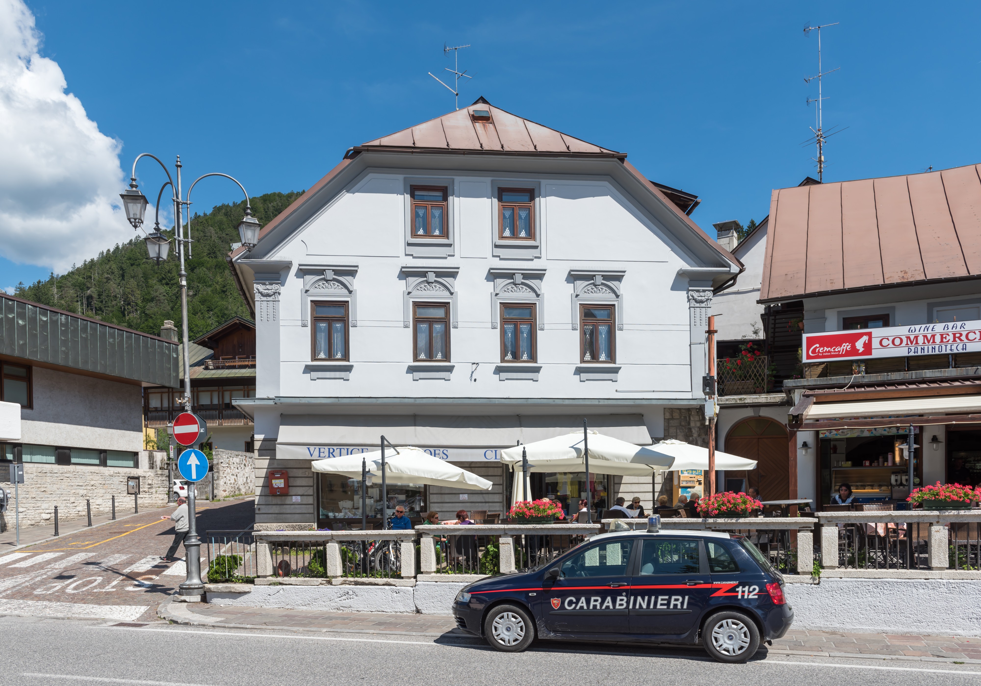 Tarvisio Via IV Novembre police automobile and café 26062015 5487