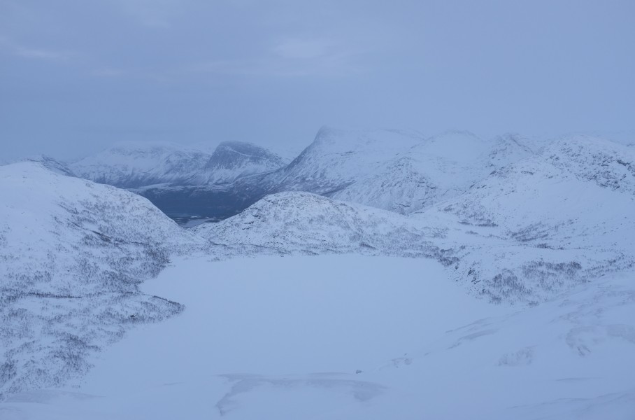 Flurries of snow above Nevervatnet, Røyrvatnet and Straumvatnet