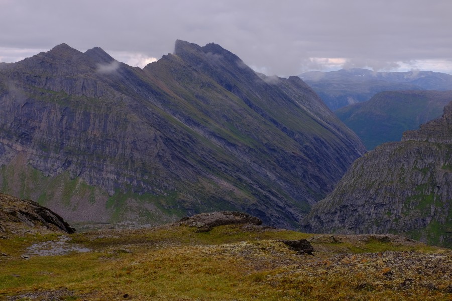Ruosvágtjåhkkå peak rows seen from Kuvasstinden in the west