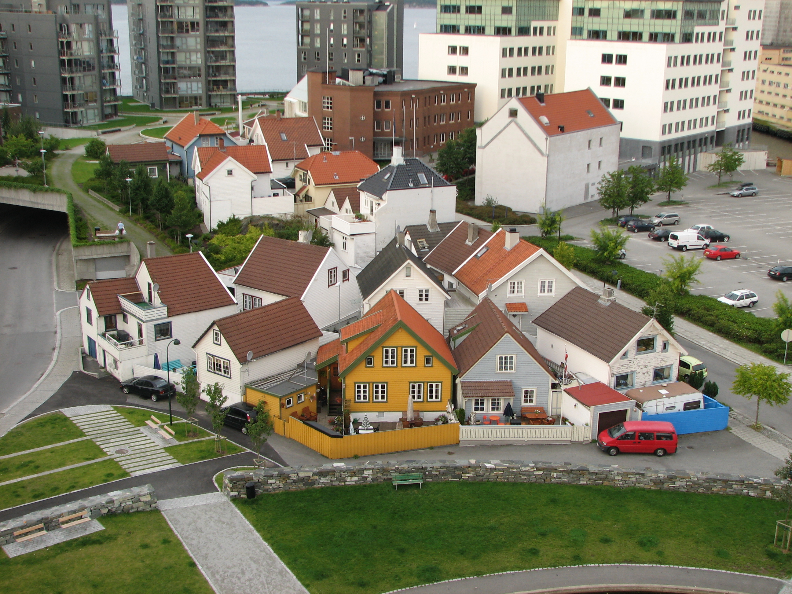 Stavanger - houses below the bridge