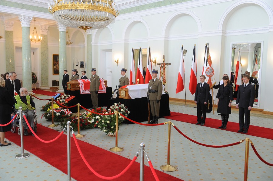 Trumny Pary Prezydenckiej w Sali Kolumnowej Pałacu Prezydenckiego