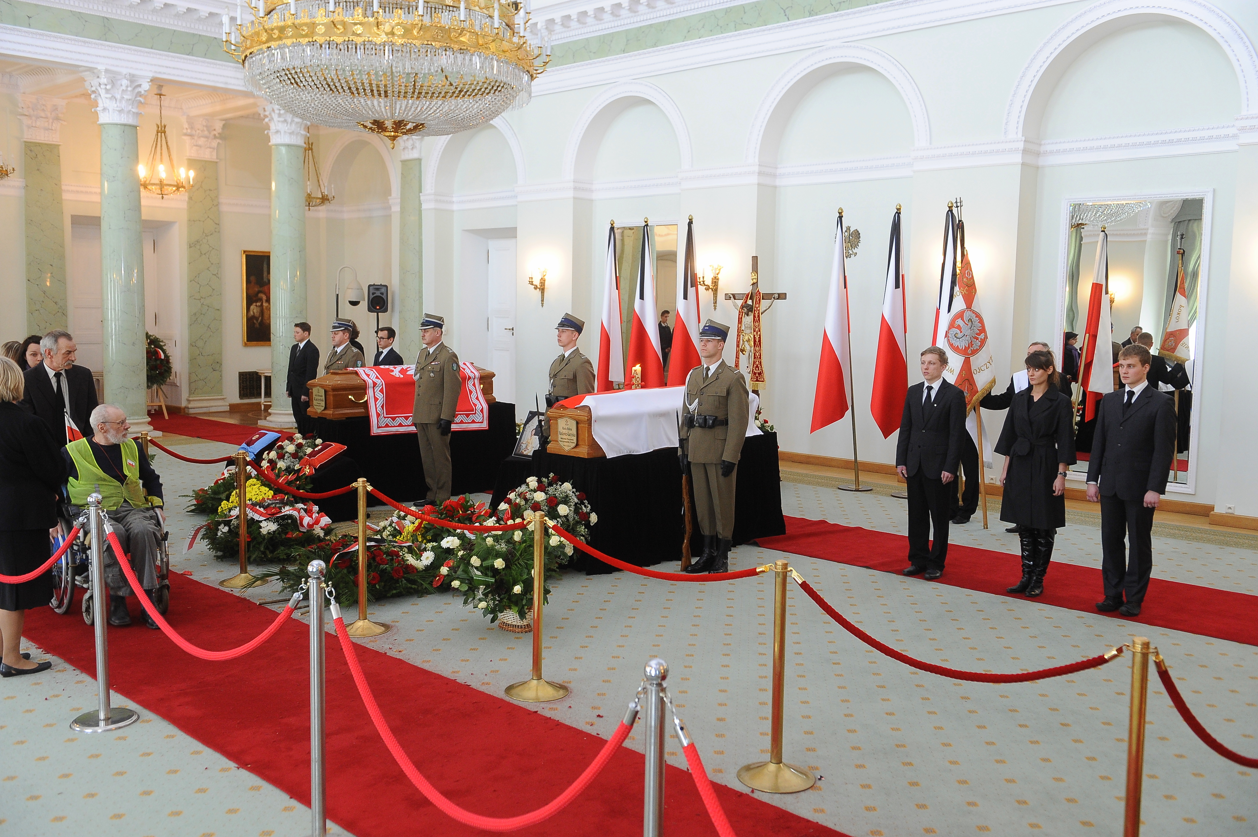 Trumny Pary Prezydenckiej w Sali Kolumnowej Pałacu Prezydenckiego