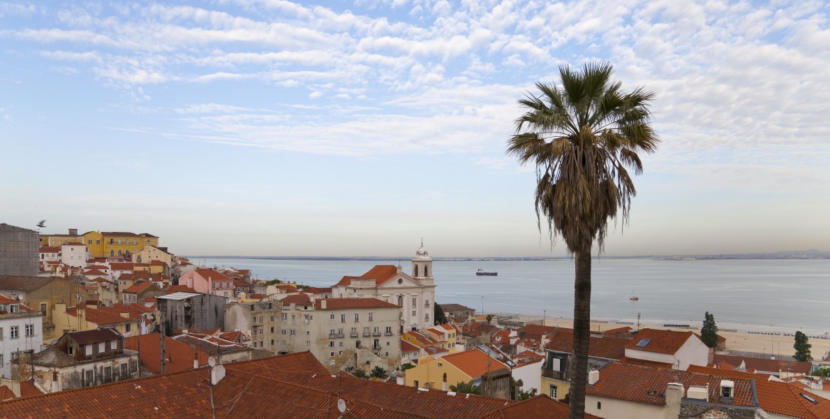 Vistas de Lisboa desde el Mirador de Santa Luzia, Portugal, 2012-05-12, DD 05