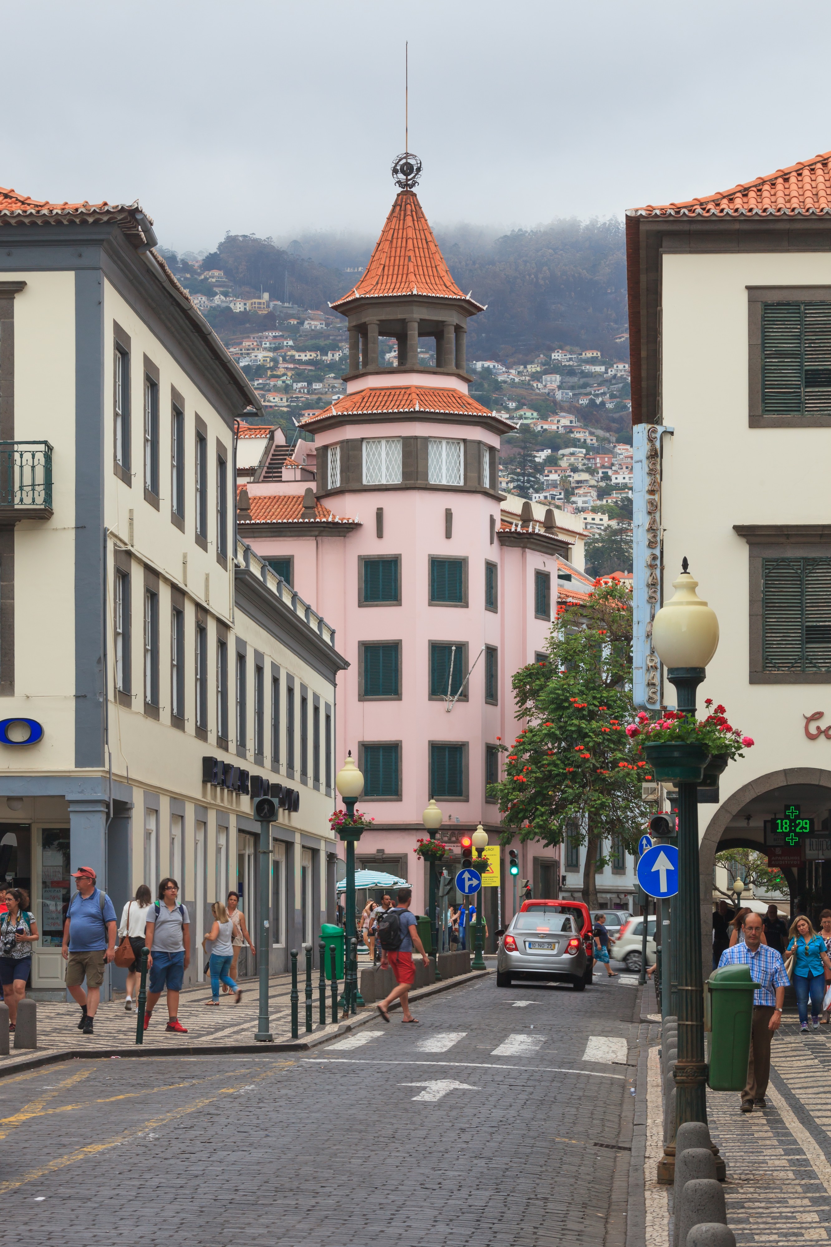 2016. Edificio rosa no Funchal. Madeira. Portugal