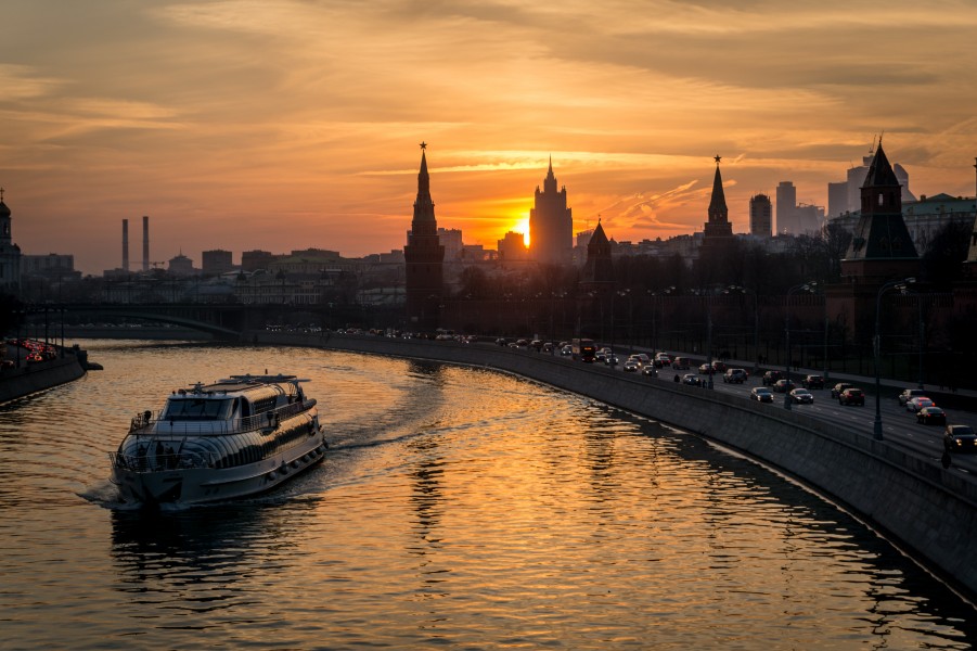 Sunset near Kremlin - panoramio (8)