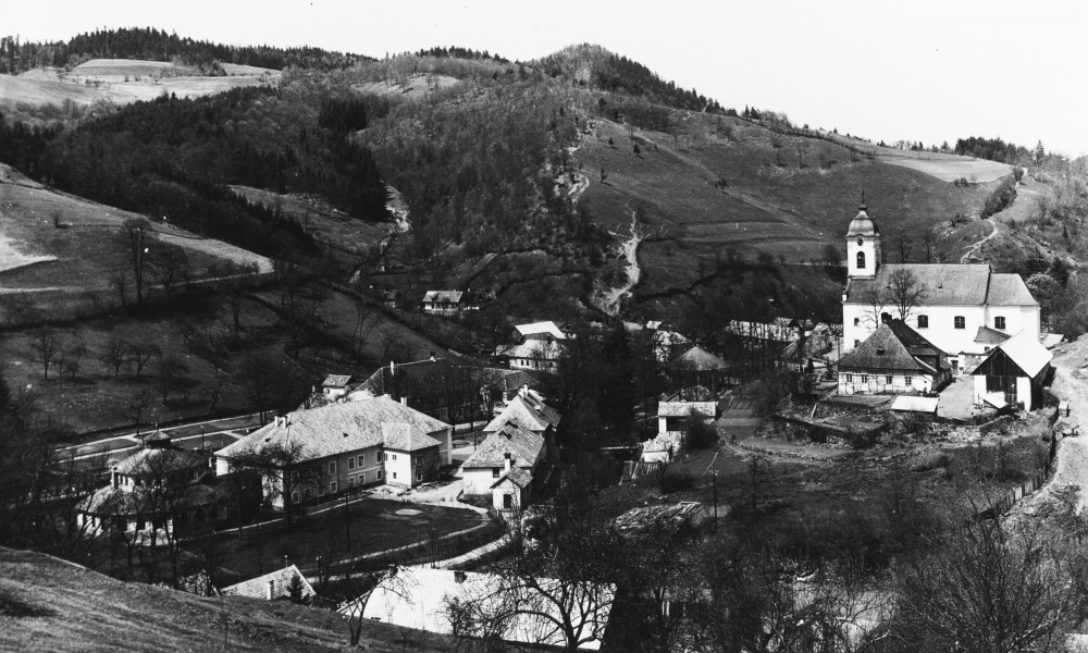 Szklenófürdő (Sklené Teplice) község látképe, jobbra a Szent Lukács-templom. - Fortepan 96016