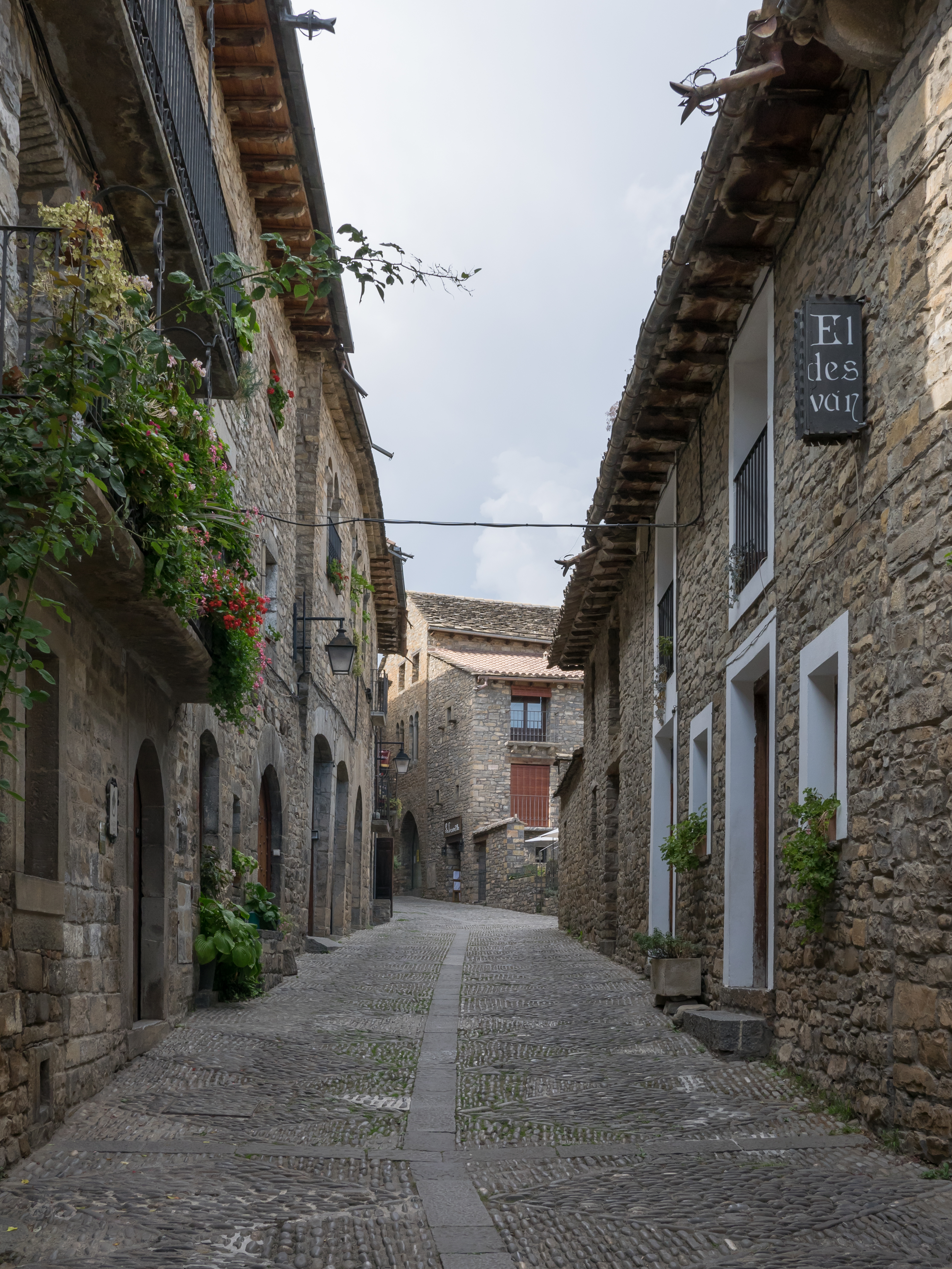 Aínsa - Casco Antiguo - Calle Mayor 01