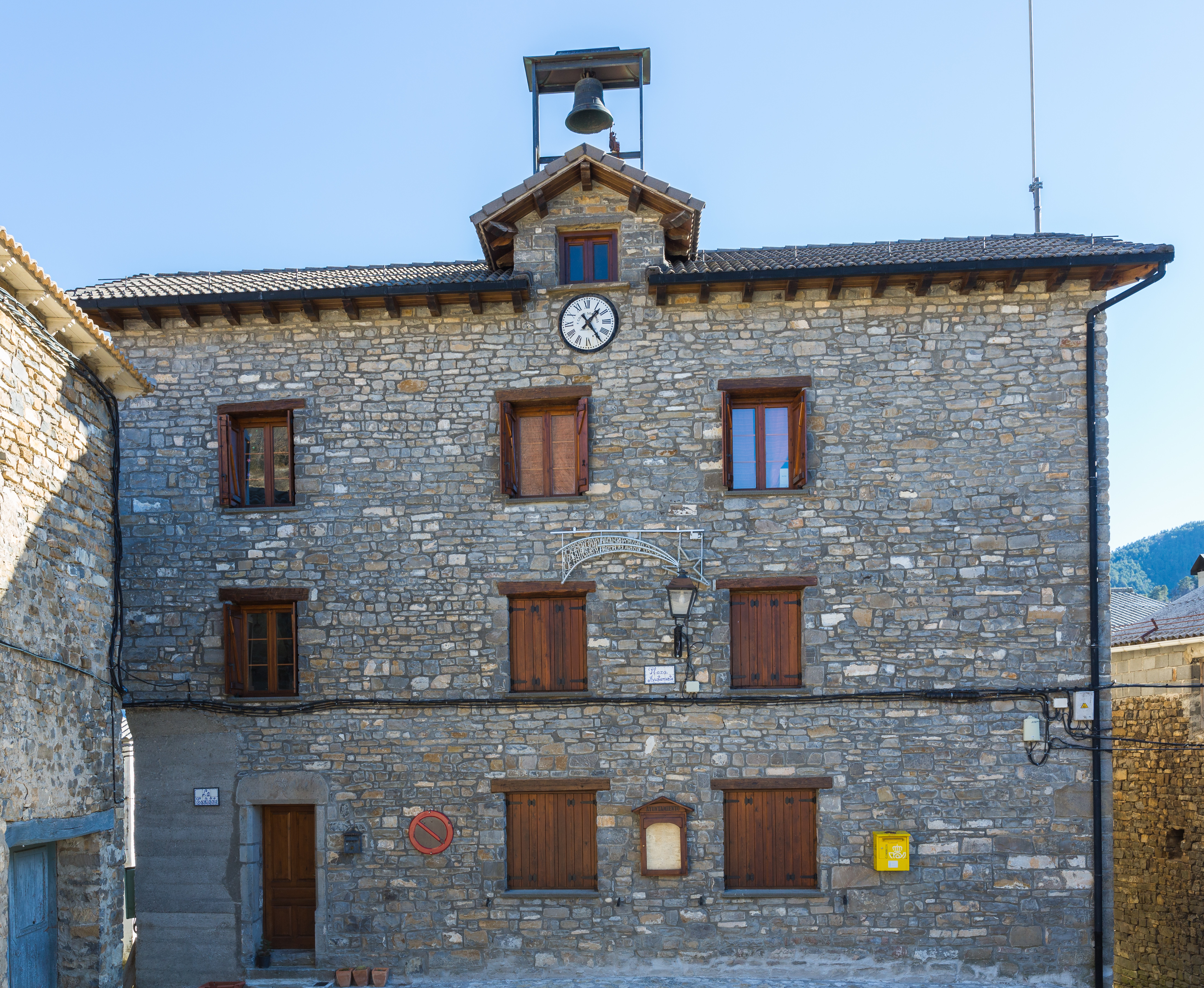 Ayuntamiento, Linás de Broto, Huesca, España, 2015-01-07, DD 02