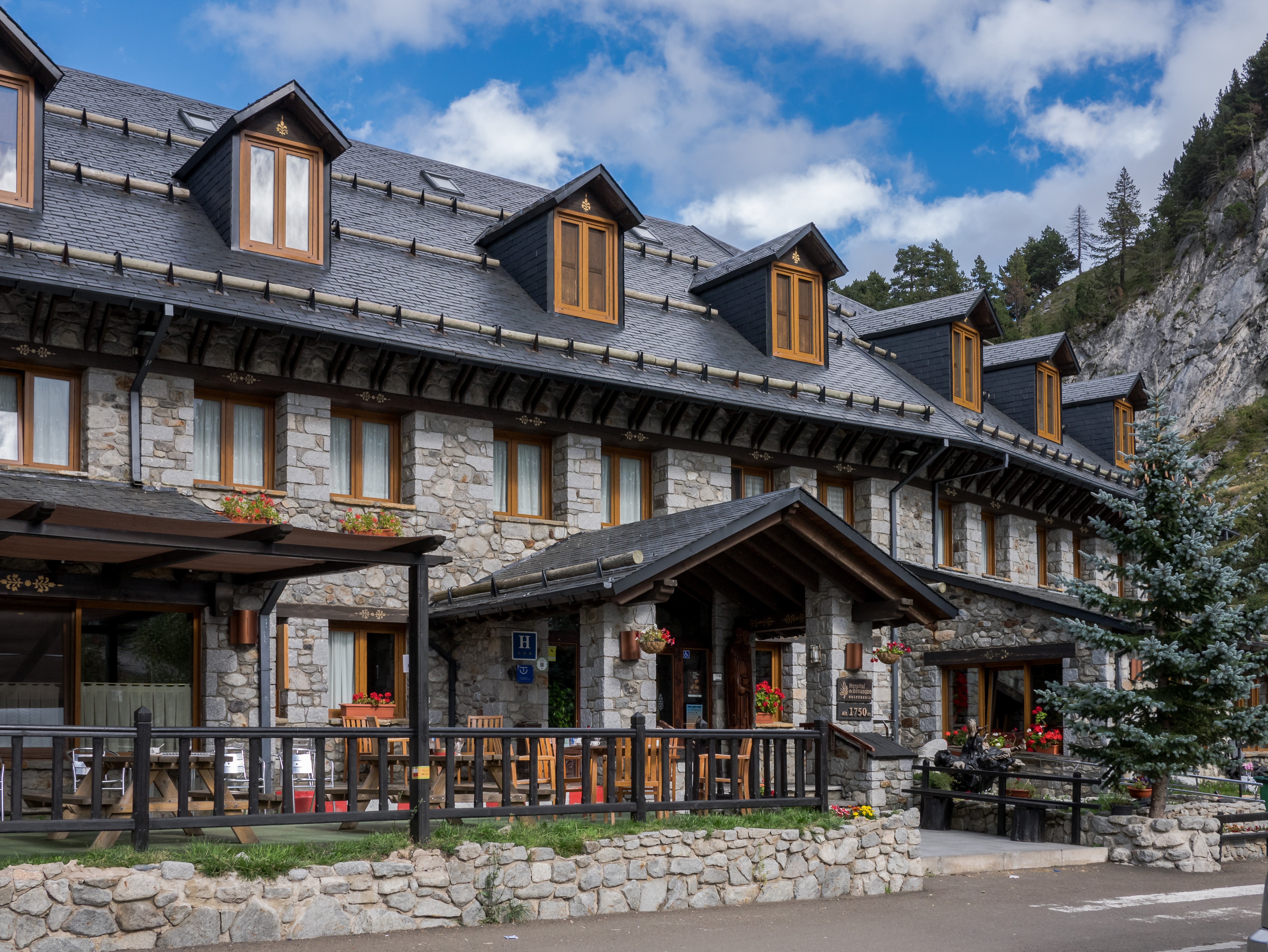 Benasque - Llanos del Hospital - Hotel 01