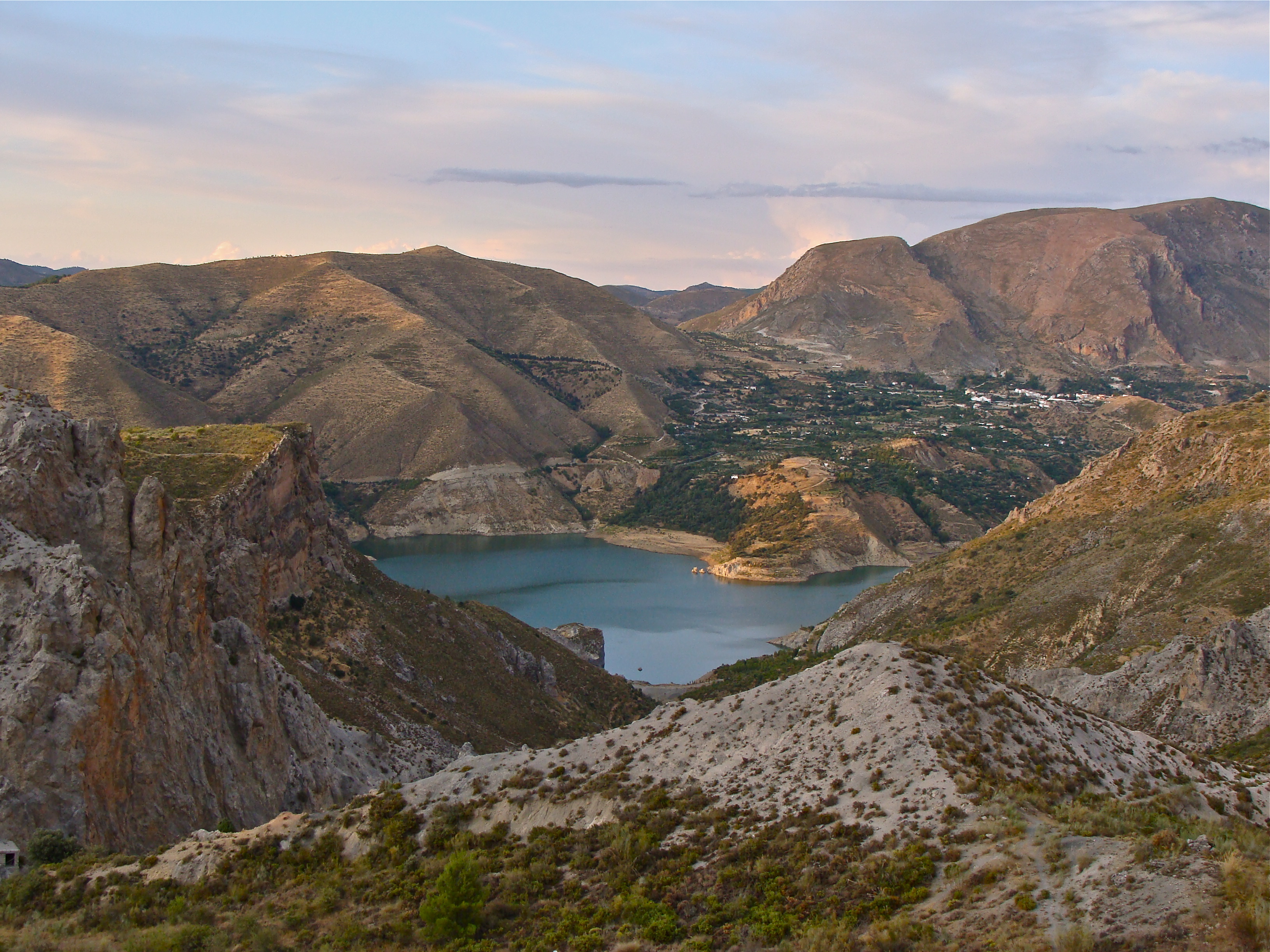 Embalse de canales Guejar Sierra