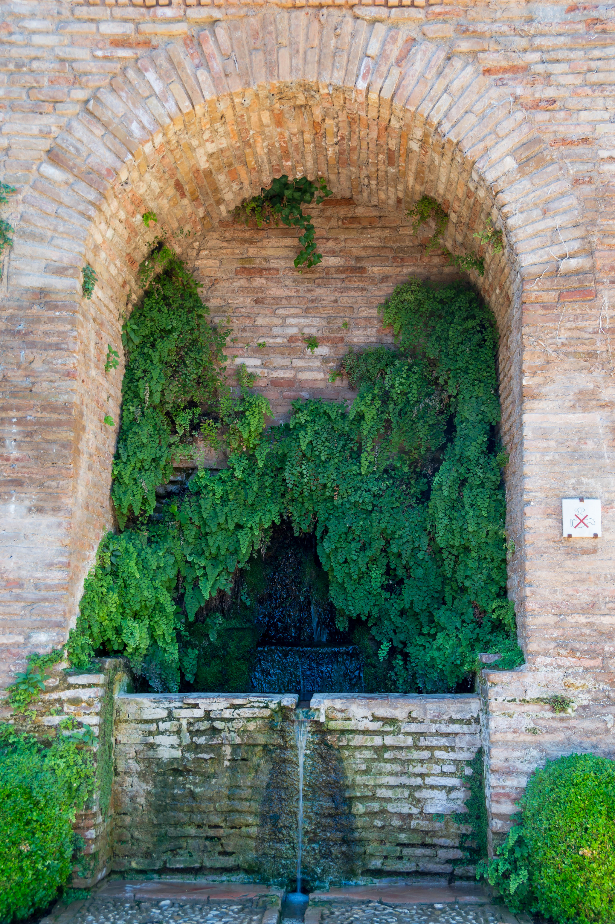 Fontaine jardin d'El Partal Alhambra